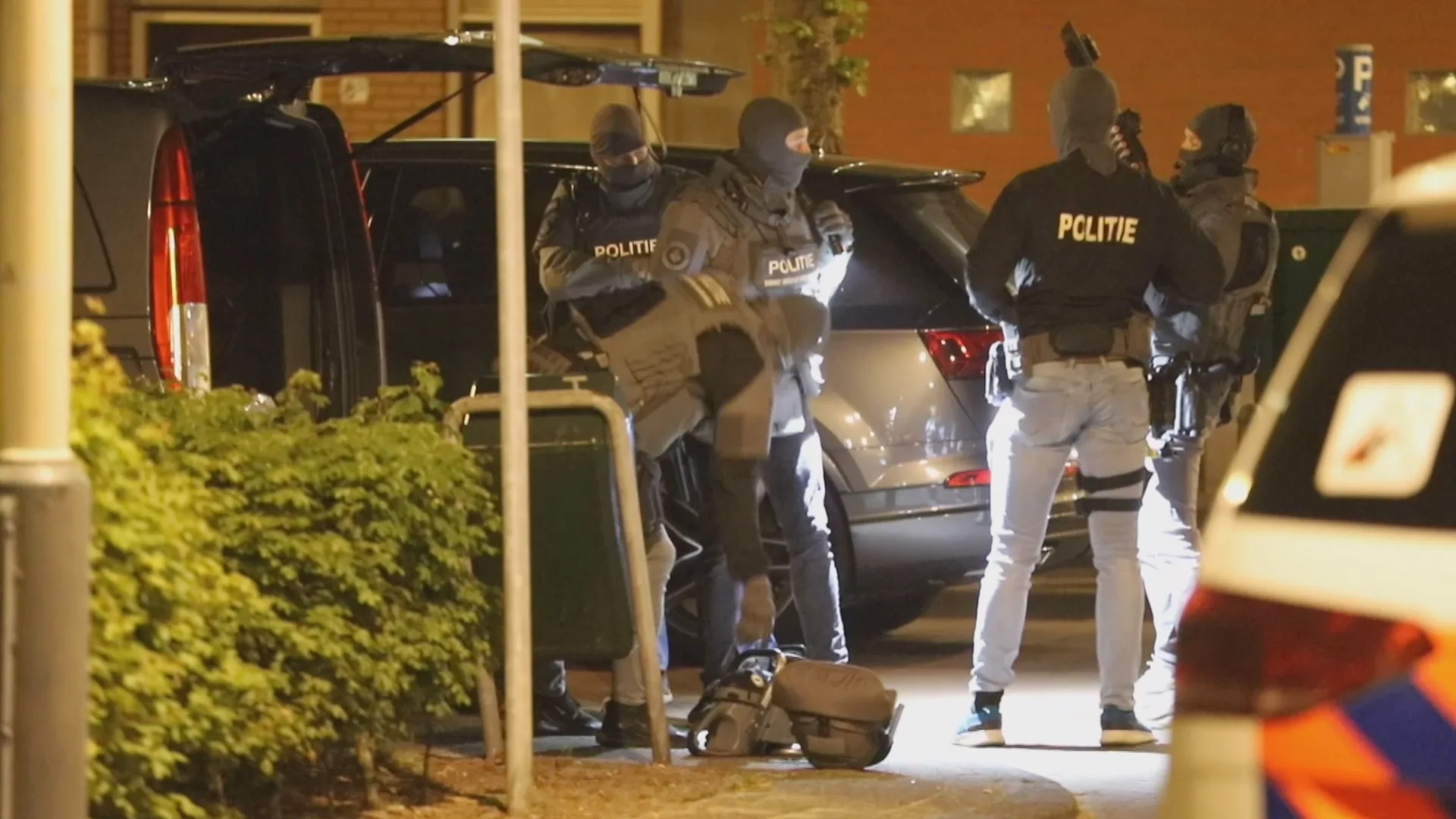 Zwaarbewapend arrestatieteam overmeestert meszwaaiende man na hondenruzie