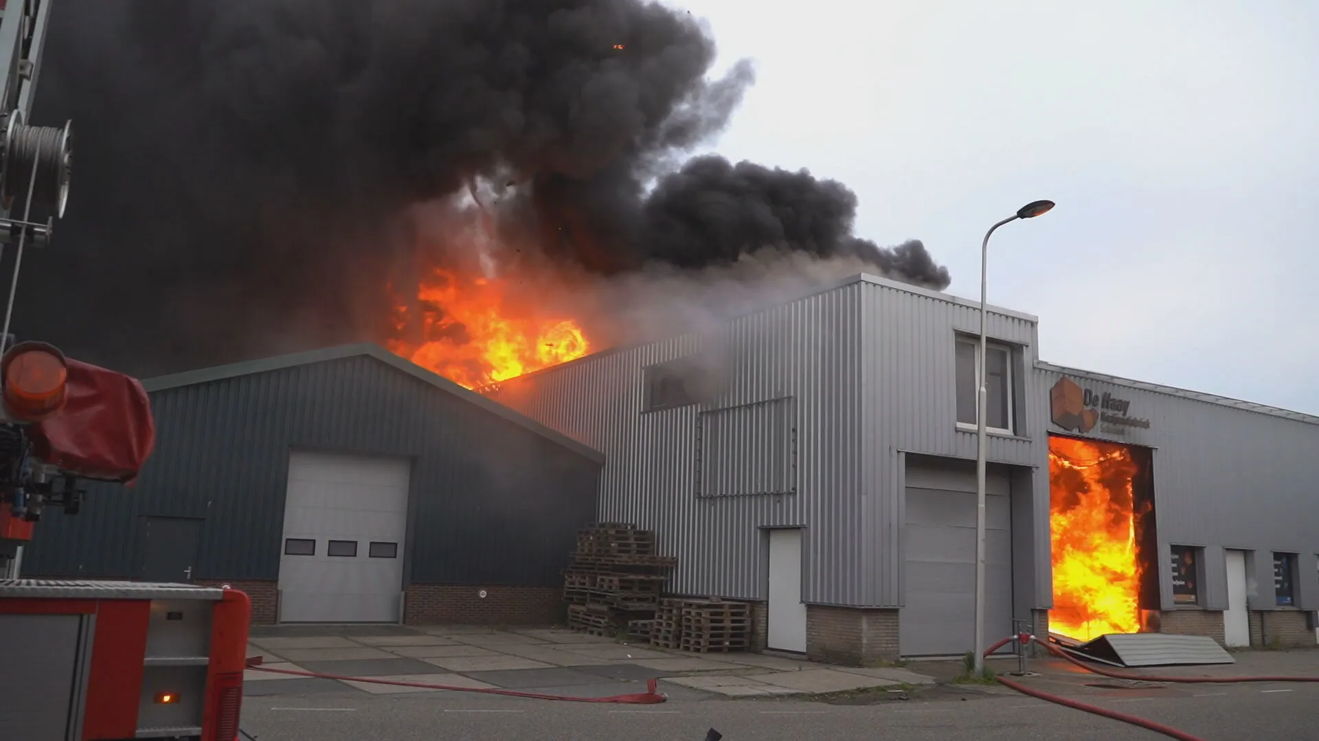 Enorme rookpluimen bij grote brand in Lekkerkerk, twee gedupeerden aangehouden