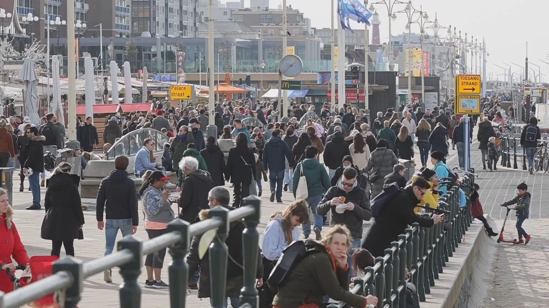 Lentekriebels leiden tot files en drukte: Nederlanders zoeken massaal strand en natuur op