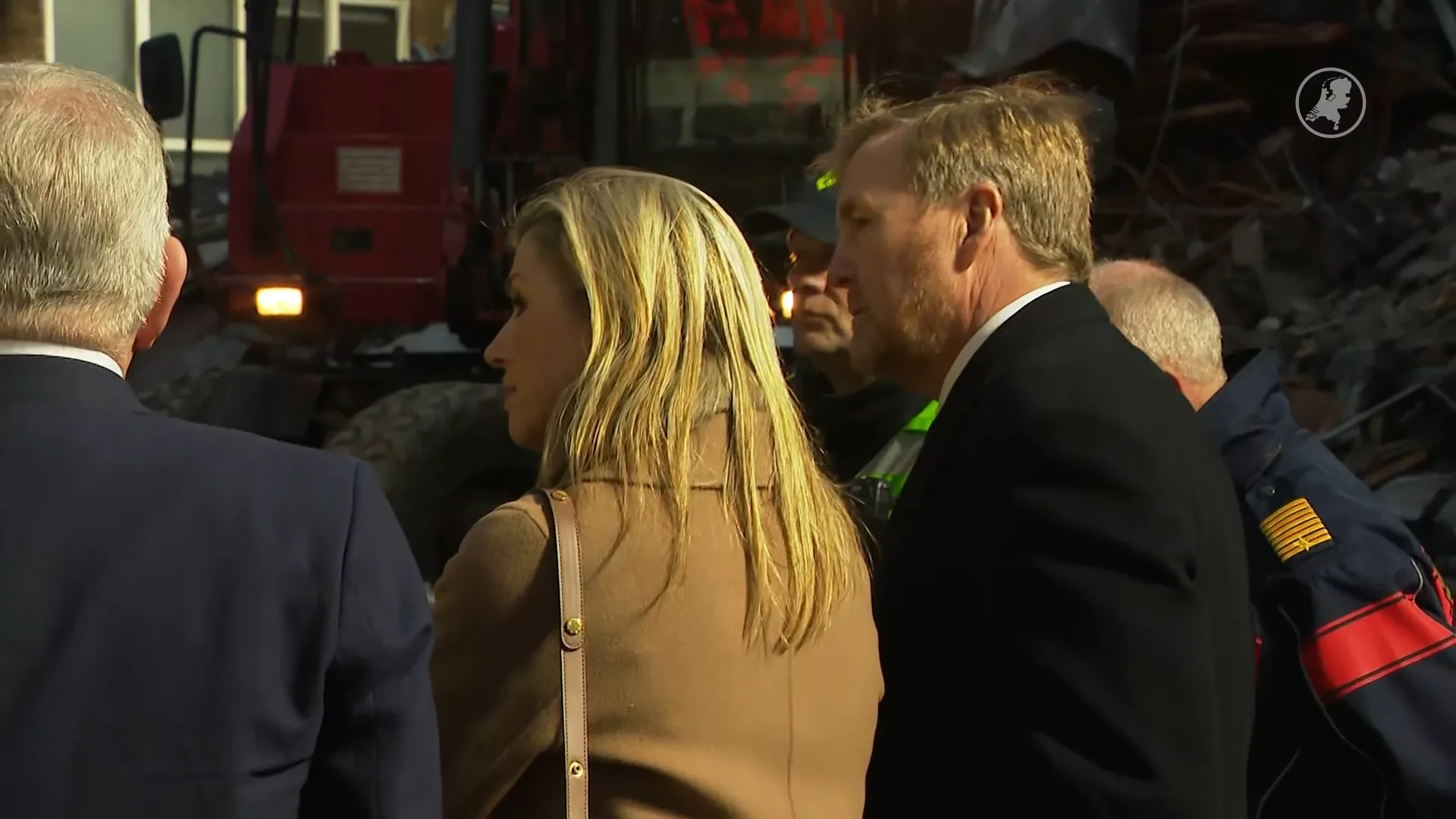 Koningspaar steekt omwonenden en nabestaanden Tarwekamp hart onder de riem