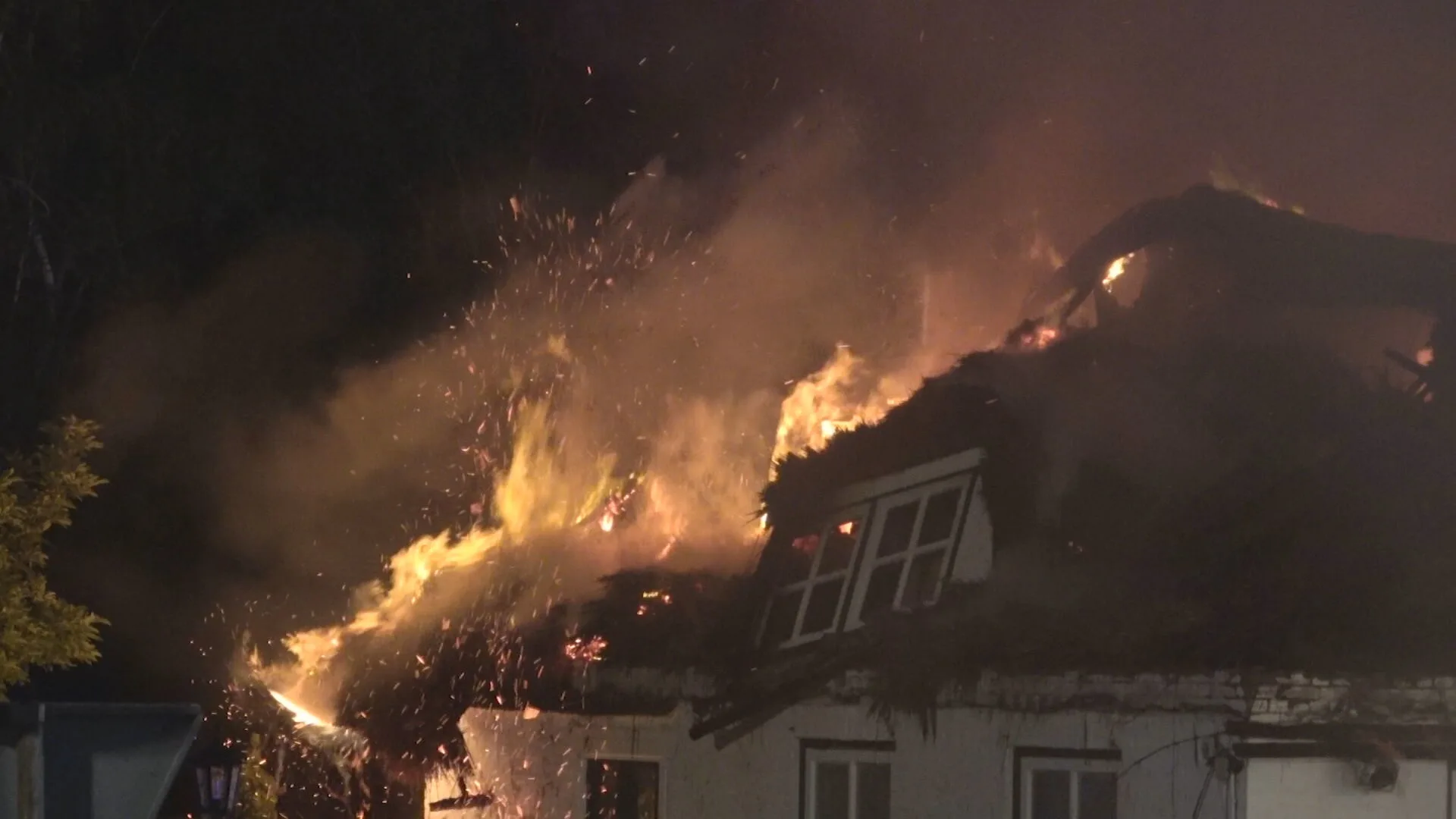Grote uitslaande brand verwoest voormalig hotel in Wanneperveen