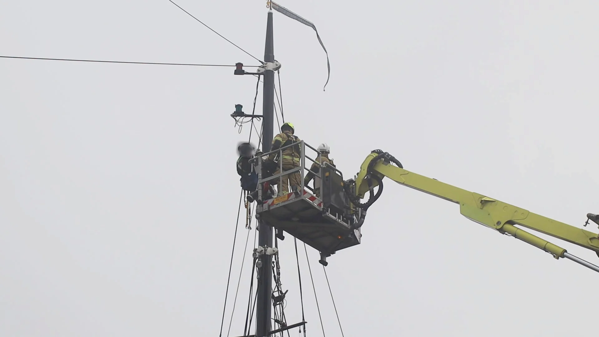 Man zit uren vast in hoge mast van zeilboot, krijgt zichzelf niet los