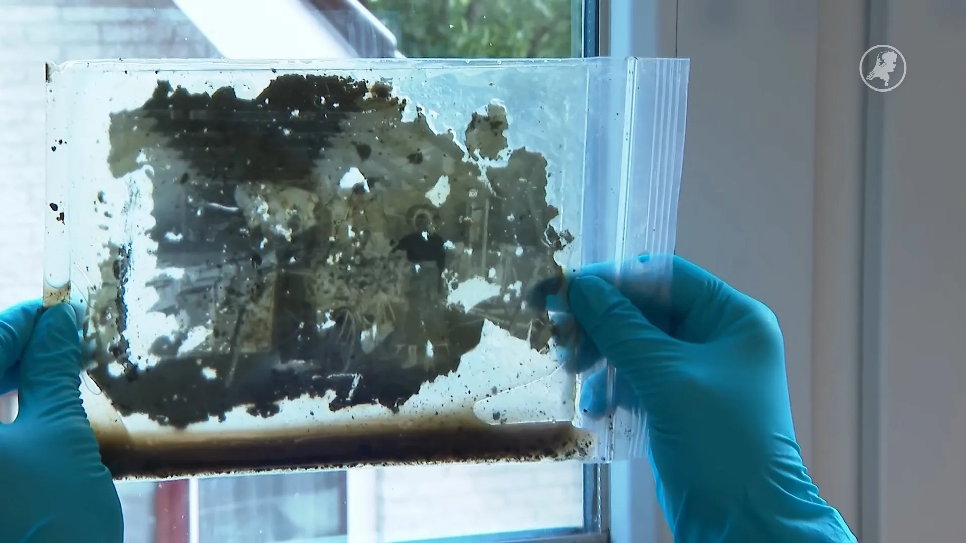 Archeoloog Andre blij met bijzondere vondst: unieke glasnegatieven 100 jaar oud