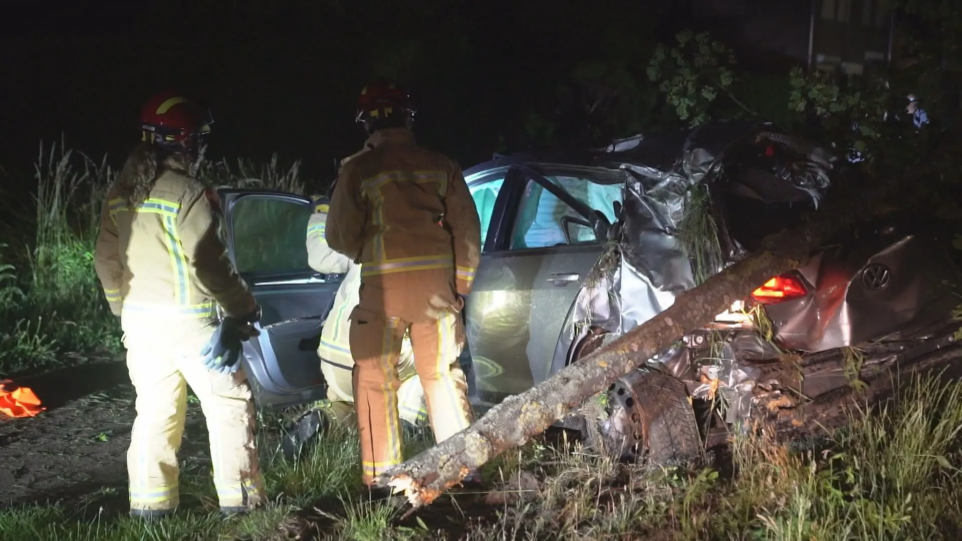Automobilist rijdt vijf bomen uit de grond in Valkenswaard