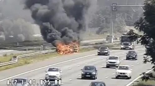 Gezin met dreumes ontsnapt uit brandende auto op A12 Woerden
