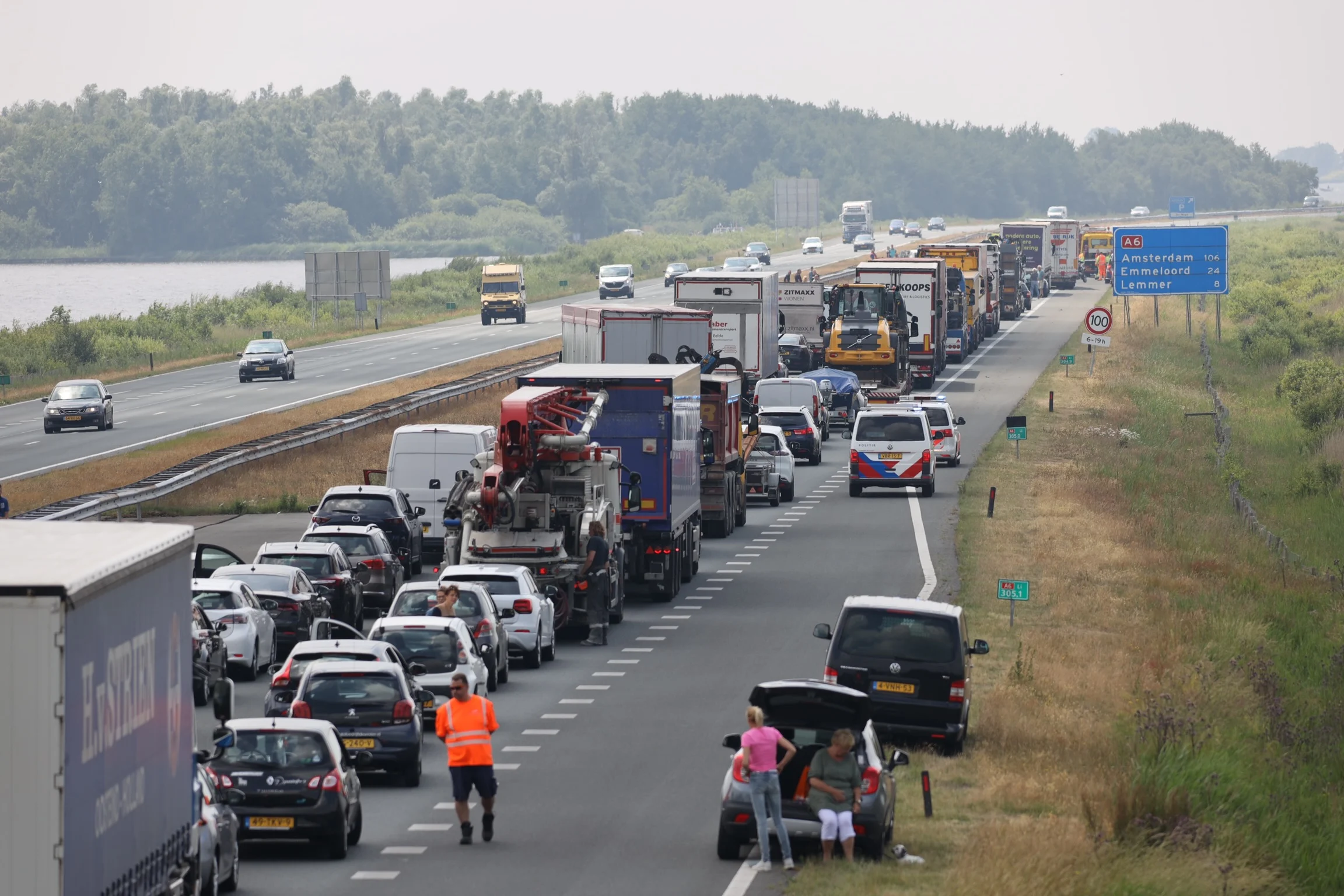 Automobilisten houden vrijmibo tijdens file op A6