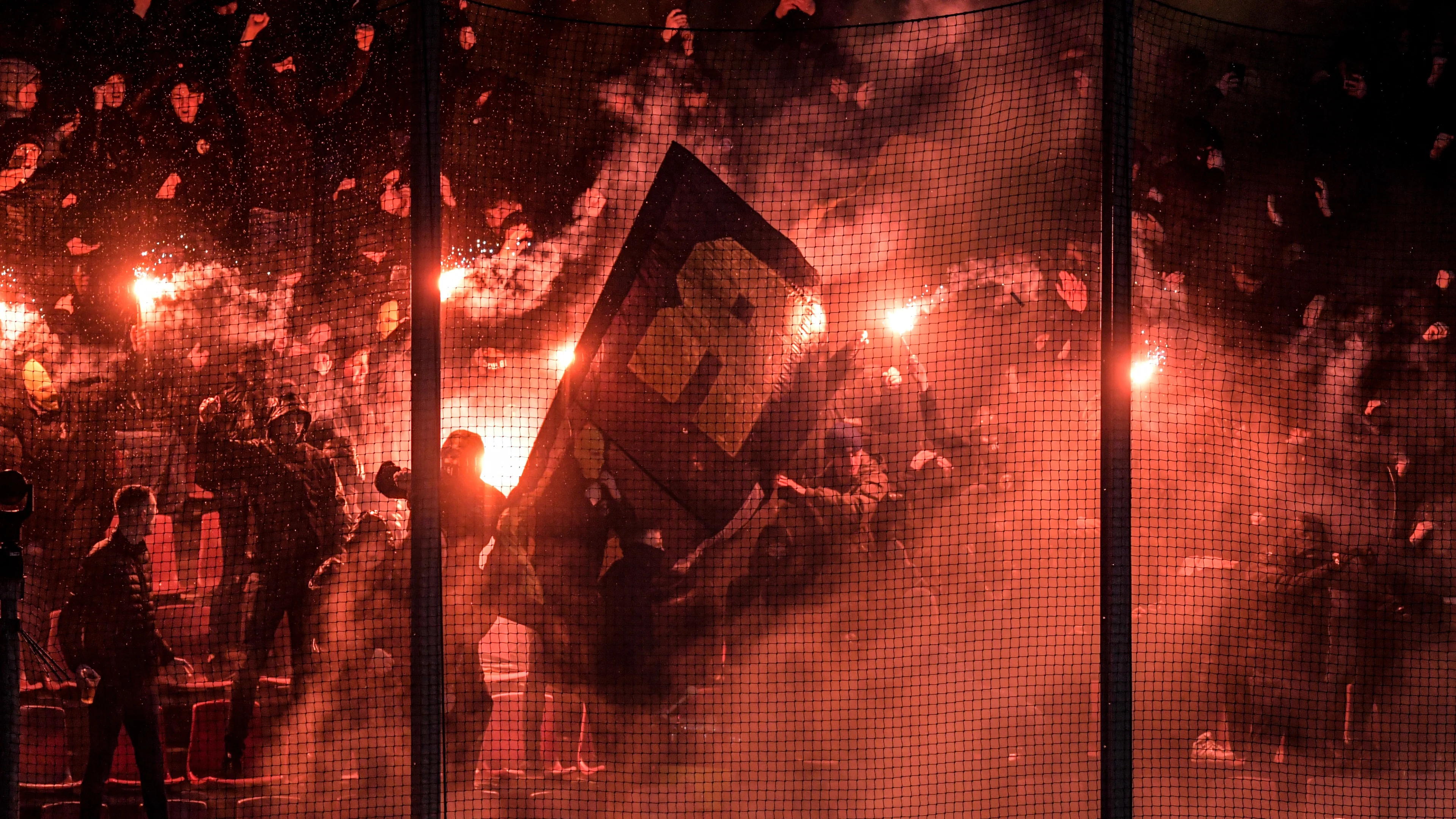 FC Utrecht - Vitesse onderbroken om 'wangedrag' supporters: 'Vreselijk triest'