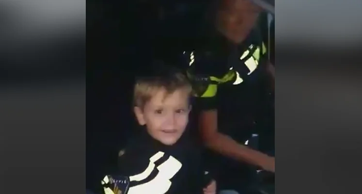 Almelose agentes laten droom kleine politiefan uitkomen