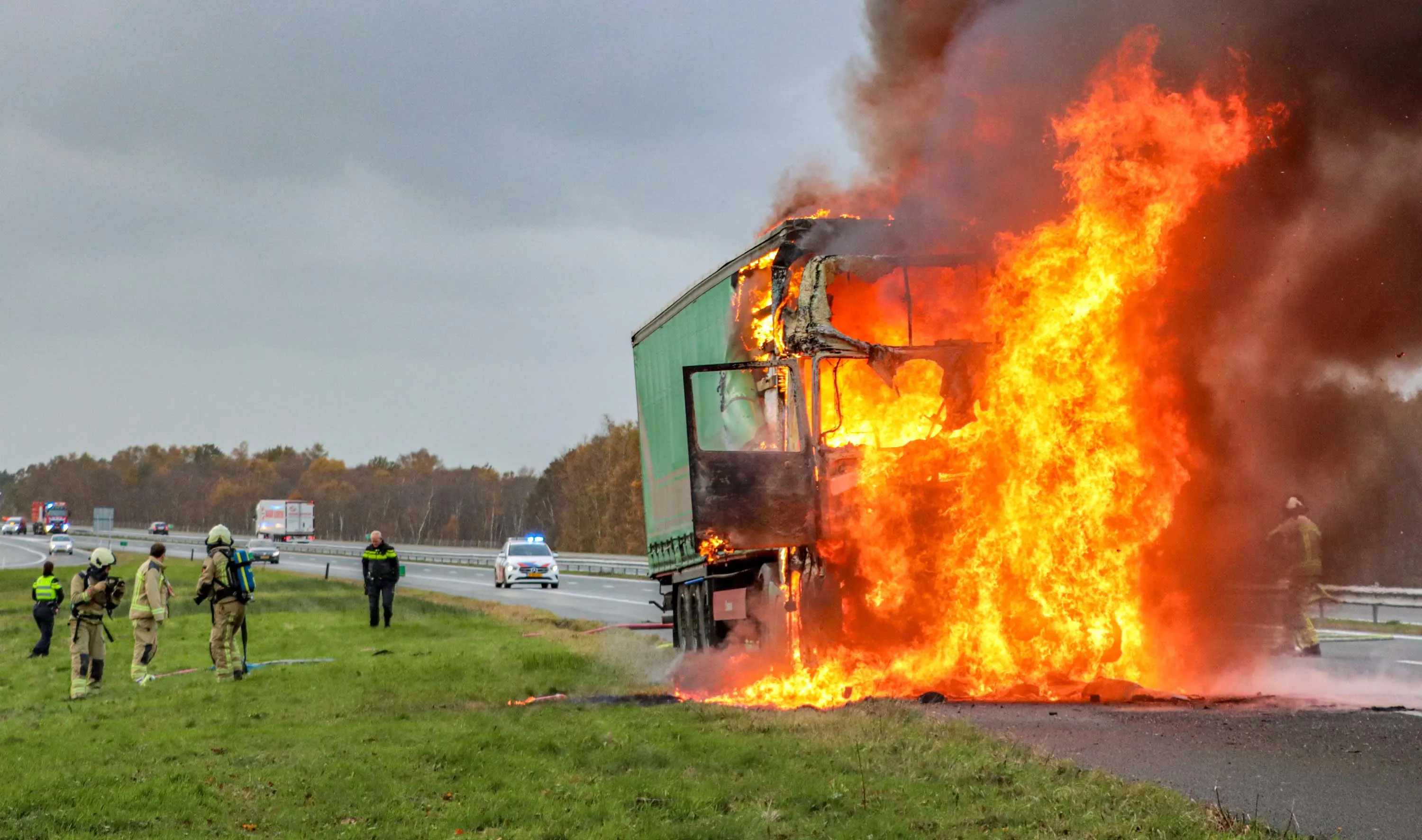 Vrachtwagen vol meubels uitgebrand op A37