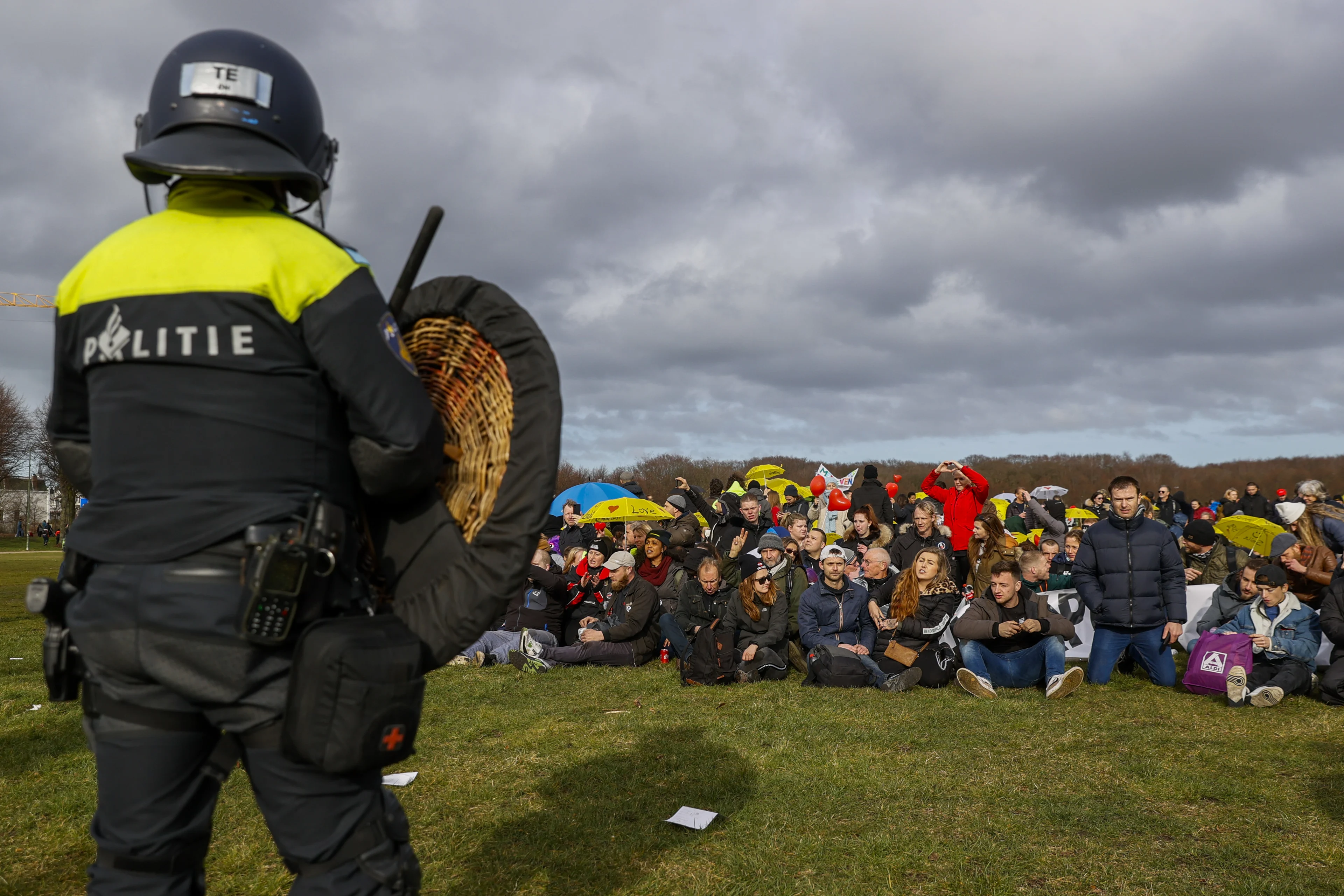 Kletsnatte omsingelde betogers verplaatst met bussen na demonstratie Amsterdam