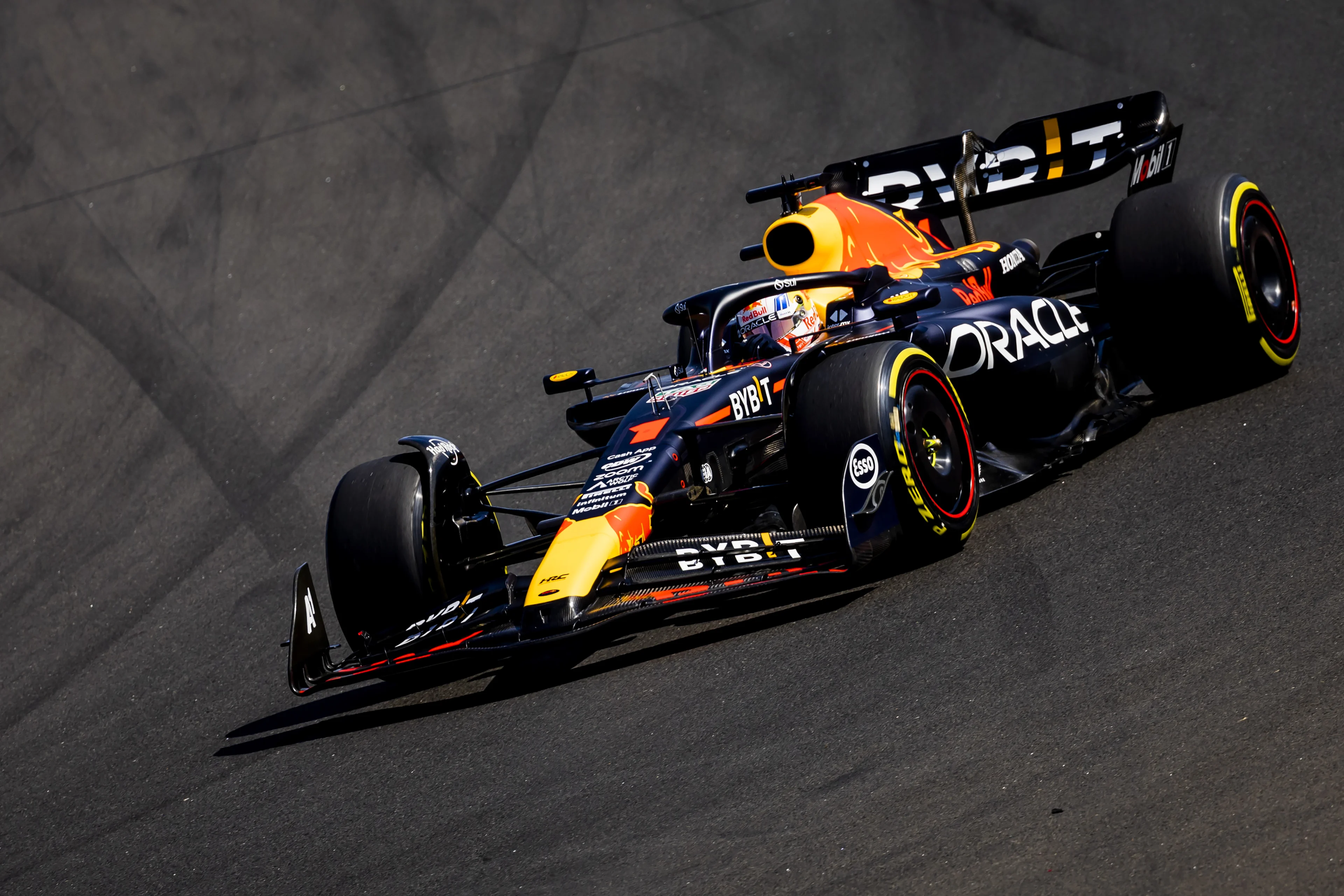 Superieure Max Verstappen onbedreigd naar zevende winst op rij in GP Hongarije