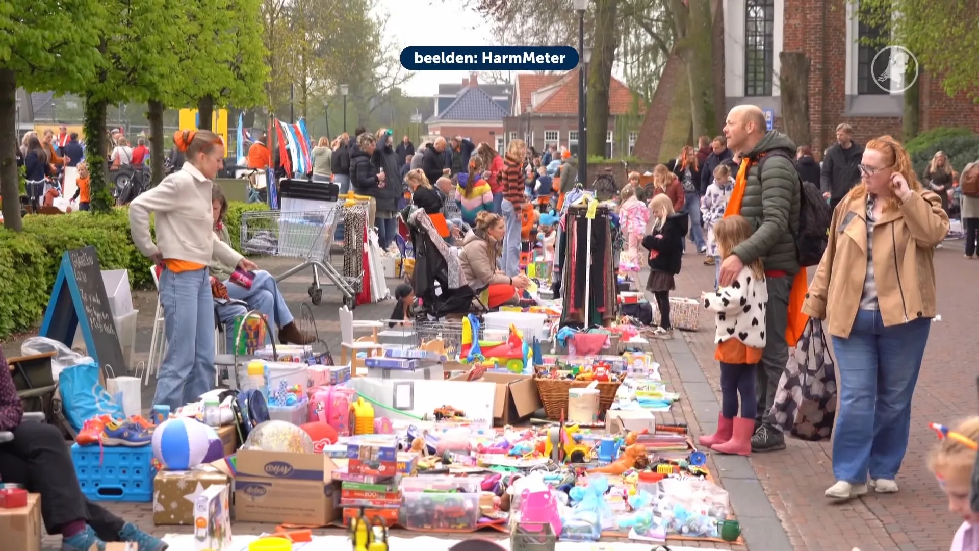 Begin van Koningsdag in beeld: spelletjes spelen en spullen verkopen op vrijmarkten