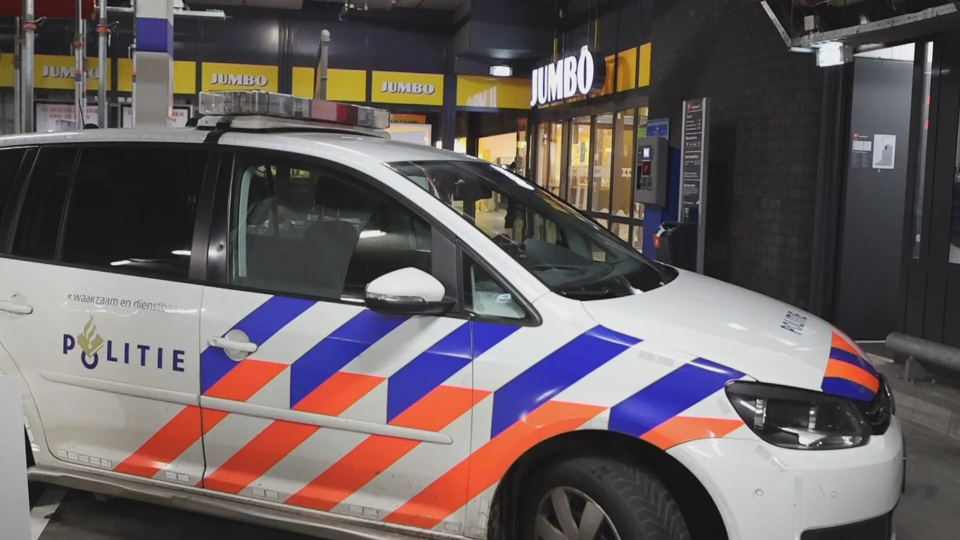 Man (21) neergestoken in Haagse supermarkt, messentrekker spoorloos