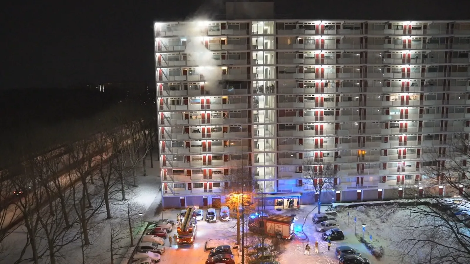 Woningen ontruimd bij complexe flatbrand in Rotterdam