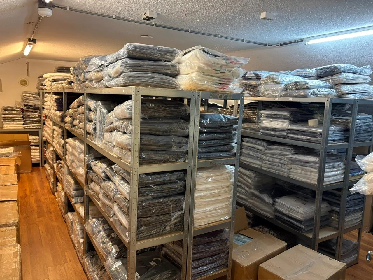 Douane ontdekt grote partij nepmerkkleding in loods Montfoort