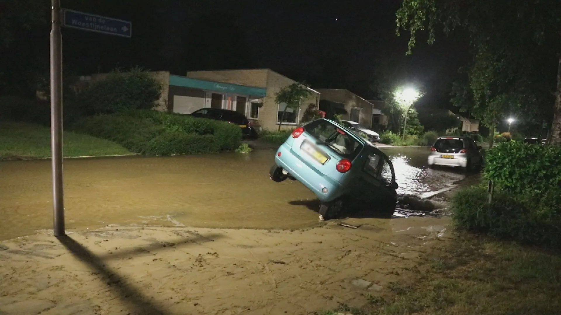 Auto verdwijnt in sinkhole na gesprongen waterleiding Roosendaal