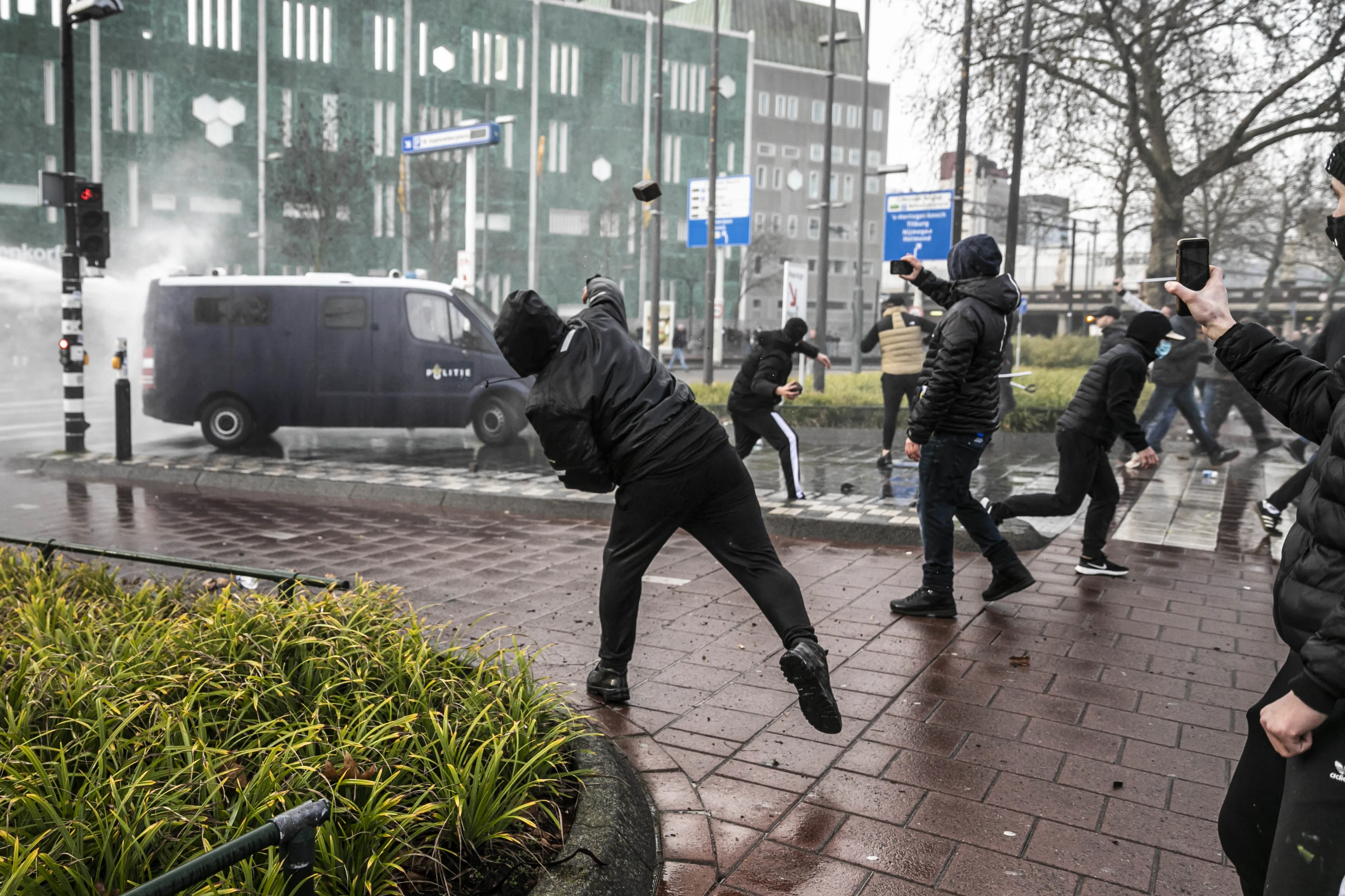 Relschopper (24) krijgt zes maanden cel voor stenen gooien in Eindhoven
