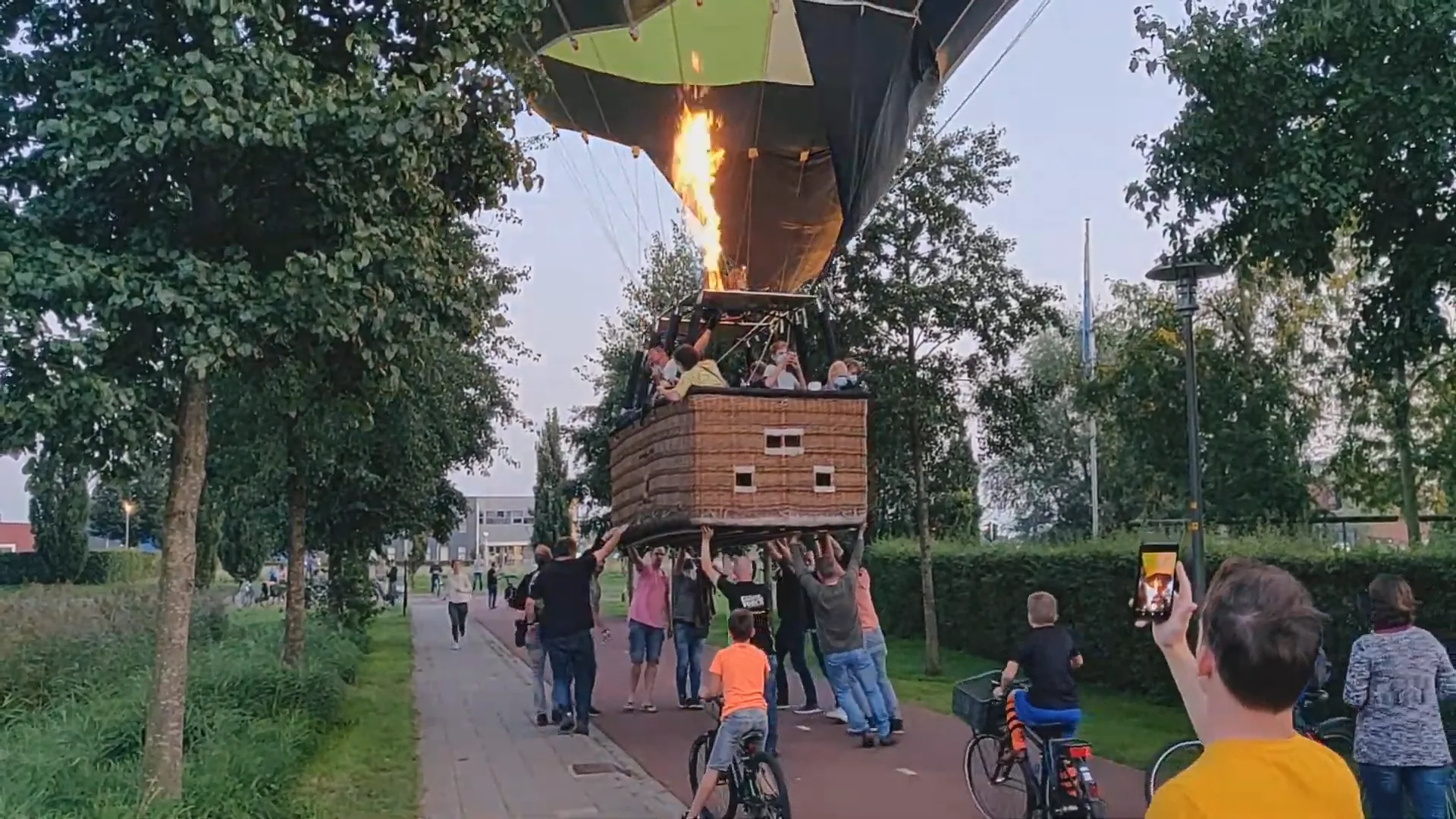 Buurtbewoners zetten de schouders eronder: luchtballon maakt op nippertje veilige landing