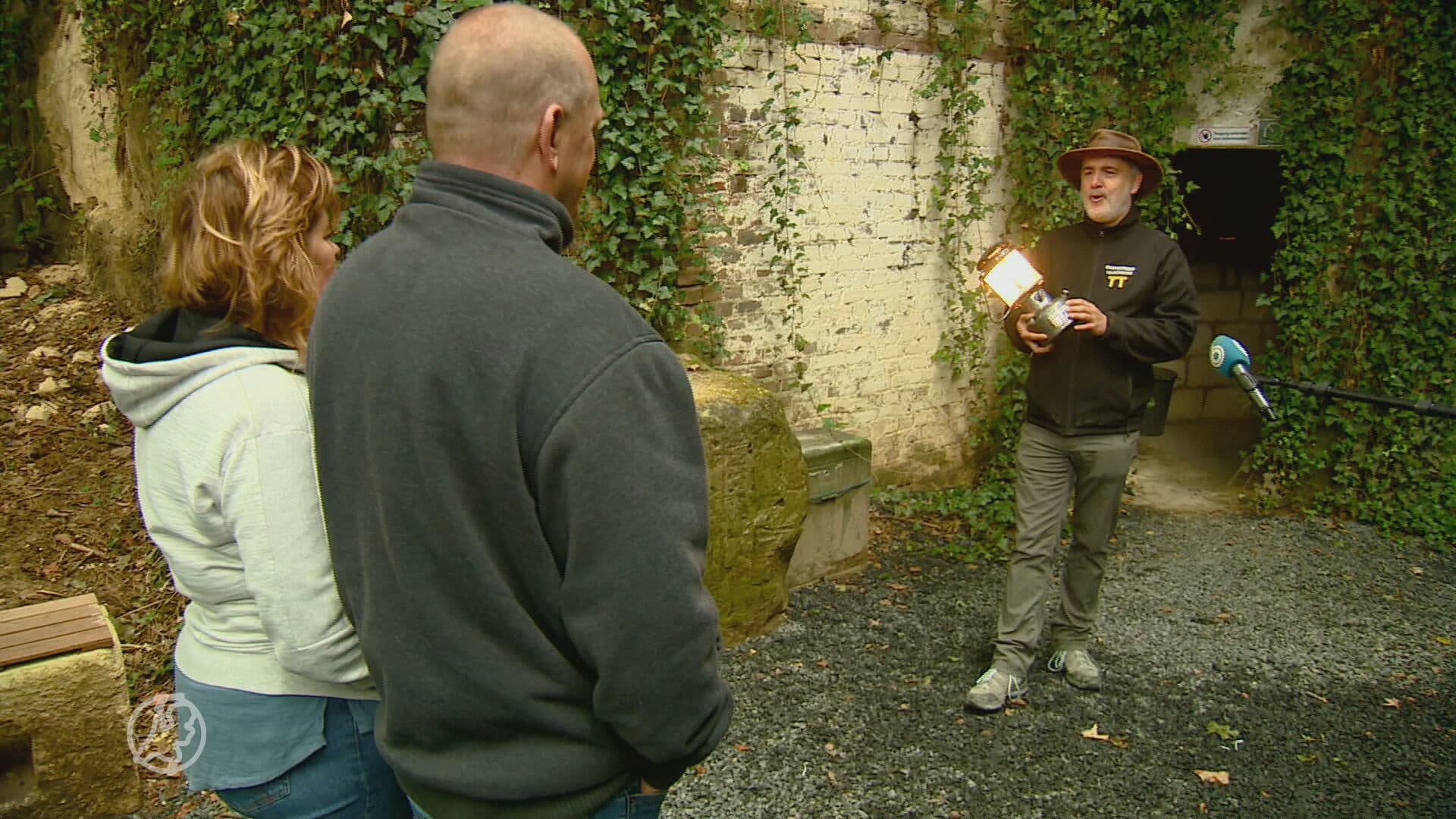 Wie kerfde de naam 'Gimpy Joe' op een grotwand in Valkenburg?