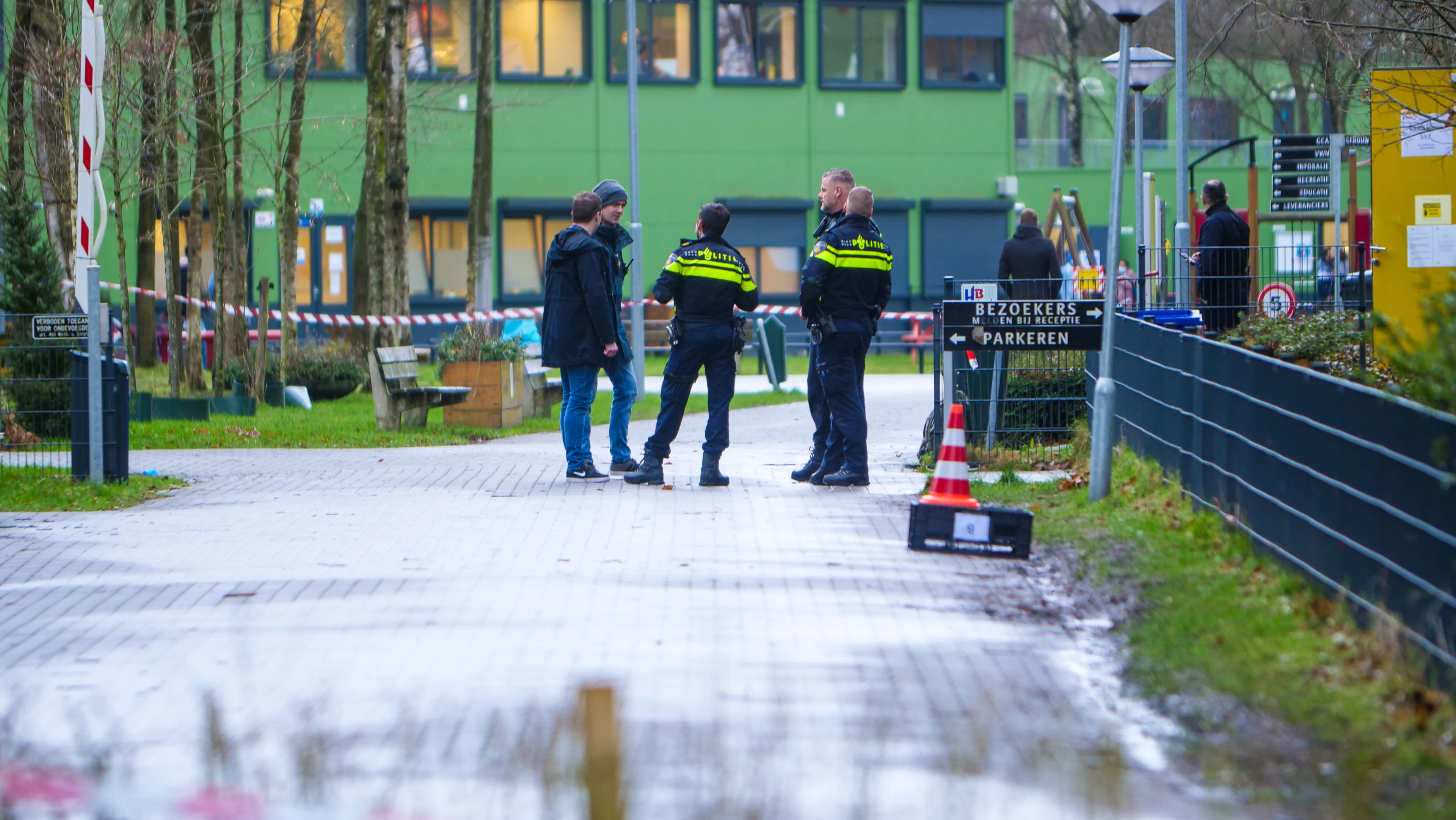 Politie schiet gevaarlijke bewoner in been bij azc Harderwijk