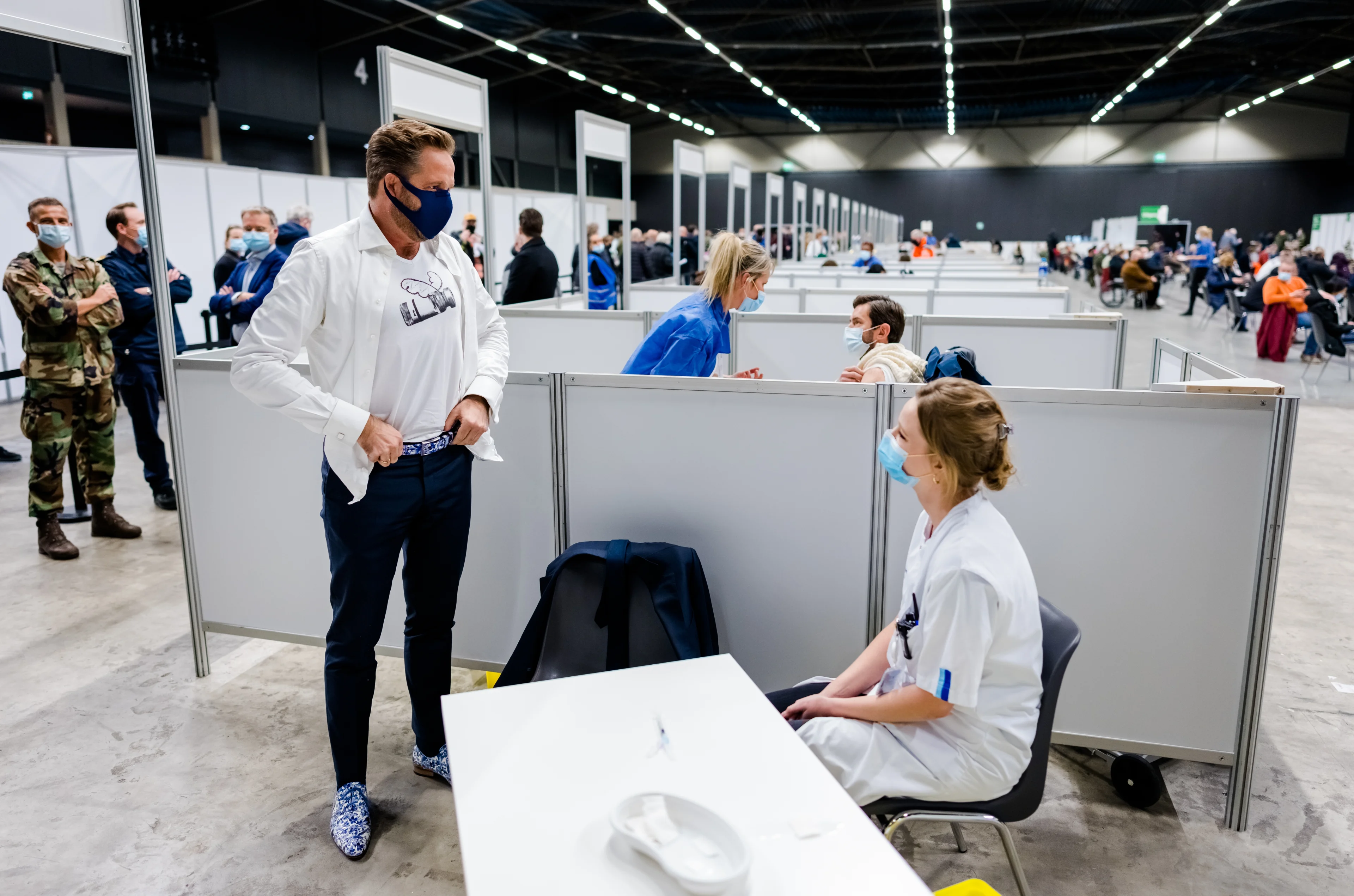 Coronacommissie deze week over vaccins en coronapas, Hugo de Jonge aan de beurt