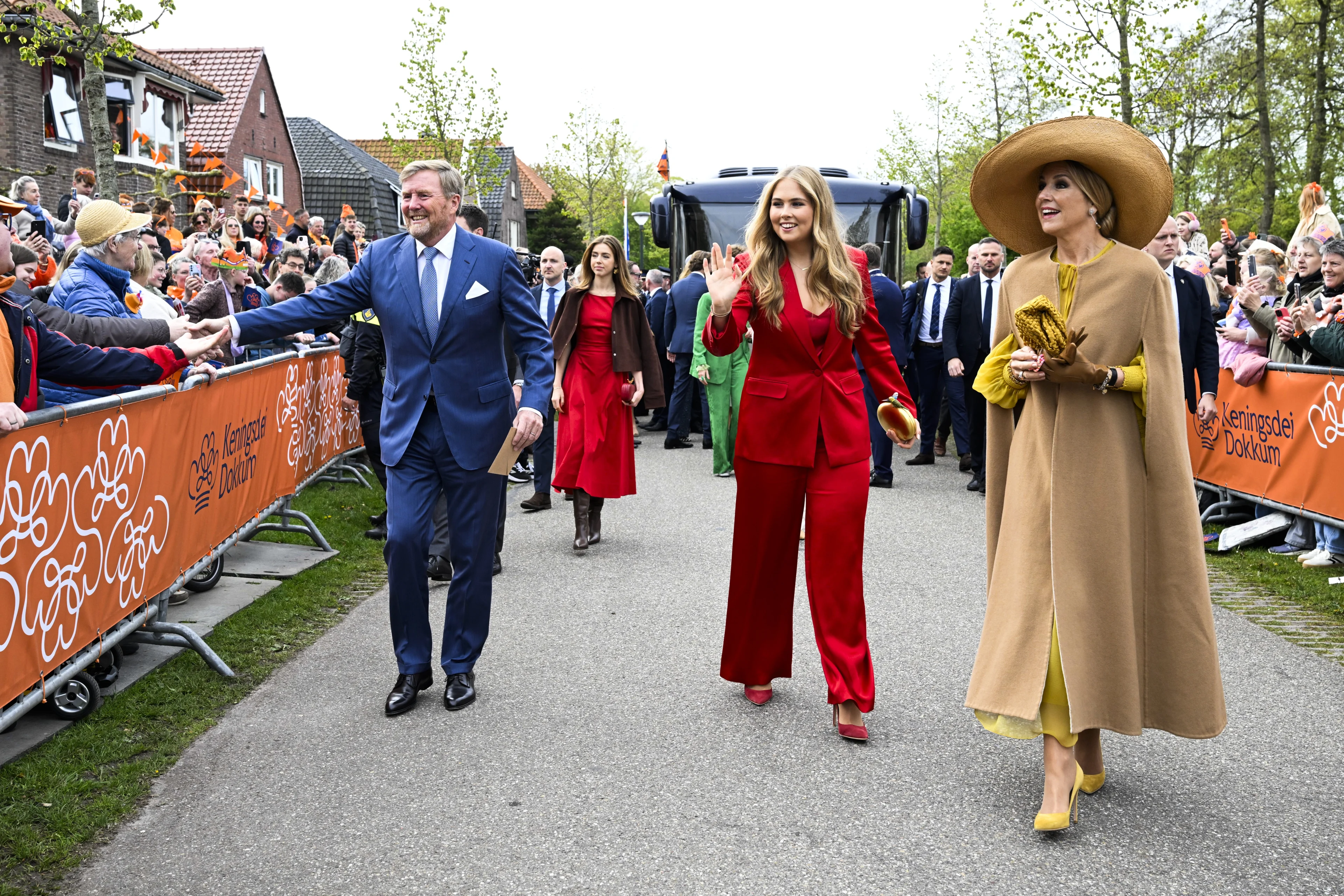 LIVE: Feest in volle gang, familie gekleed in kleuren van Dokkum