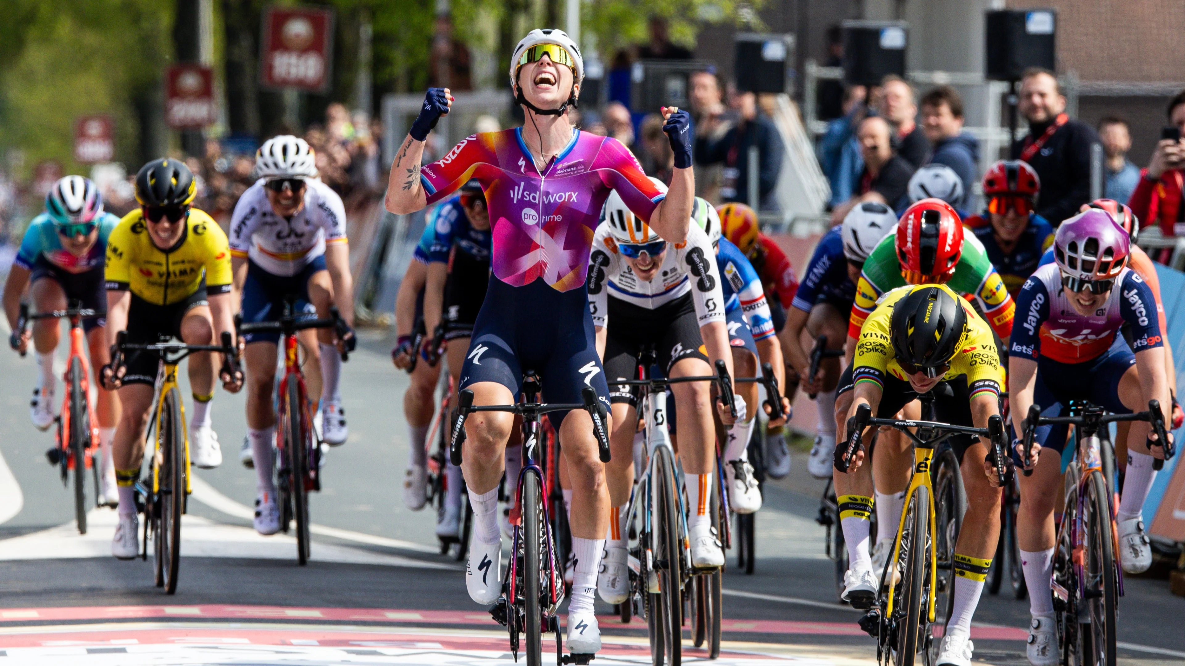 Marianne Vos wint Amstel Gold Race nadat Lorena Wiebes te vroeg juicht