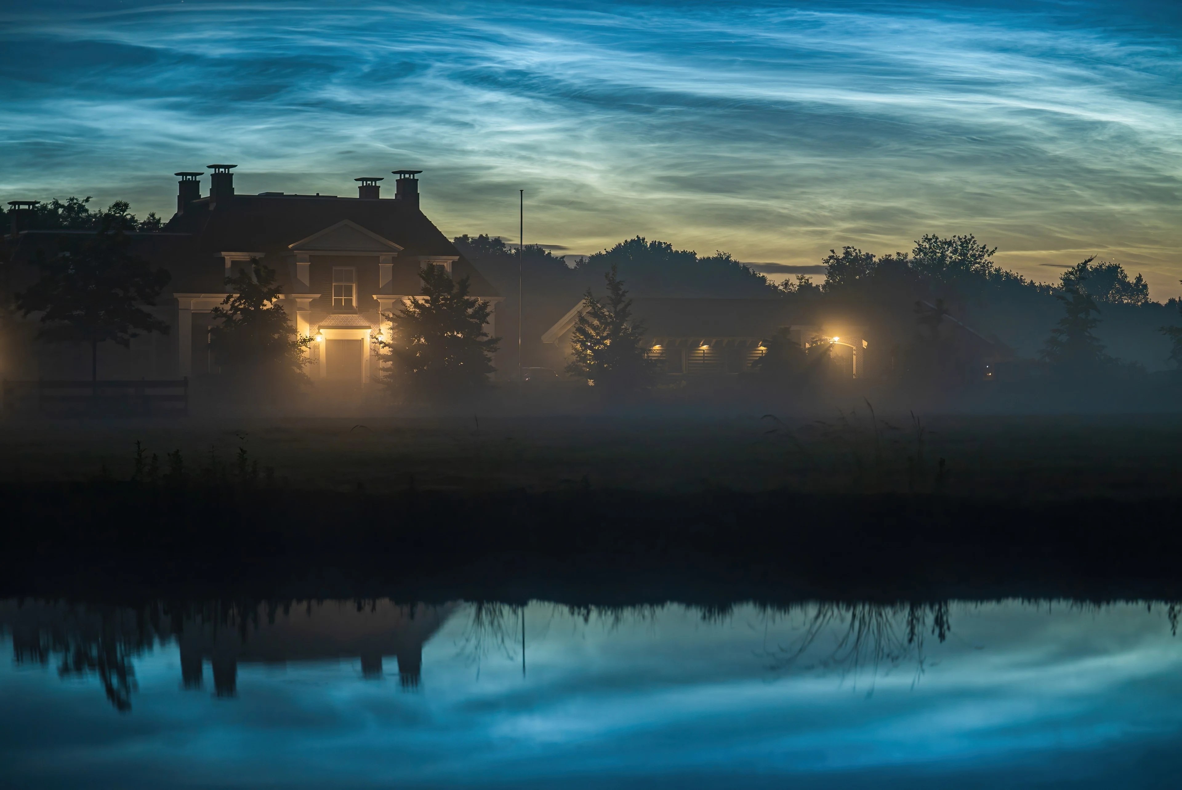 Zon, wolken en lokale buien wisselen elkaar af