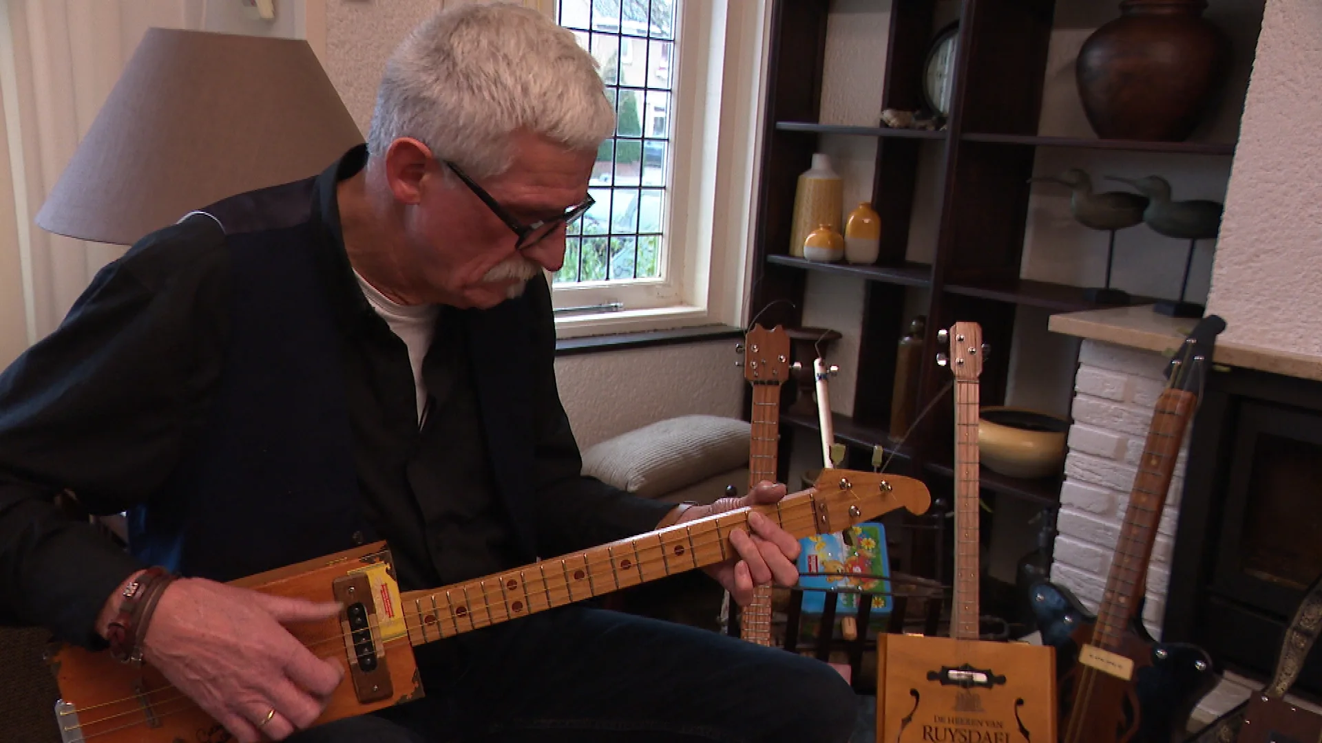 Van wieldop tot gitaar: Hans bouwt gitaren van oude spullen