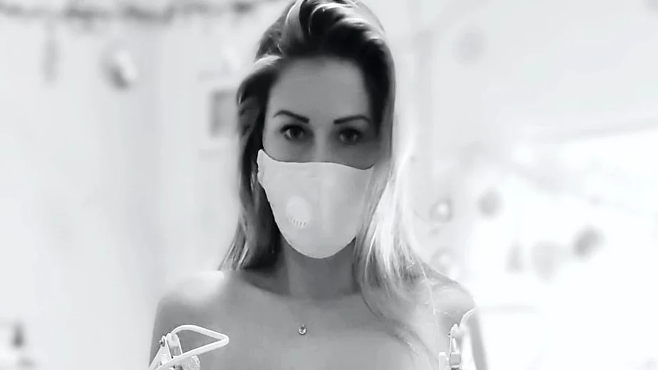 Nagelstyliste Daisy protesteert naakt tegen lockdown: 'De regering kleedt ons uit'