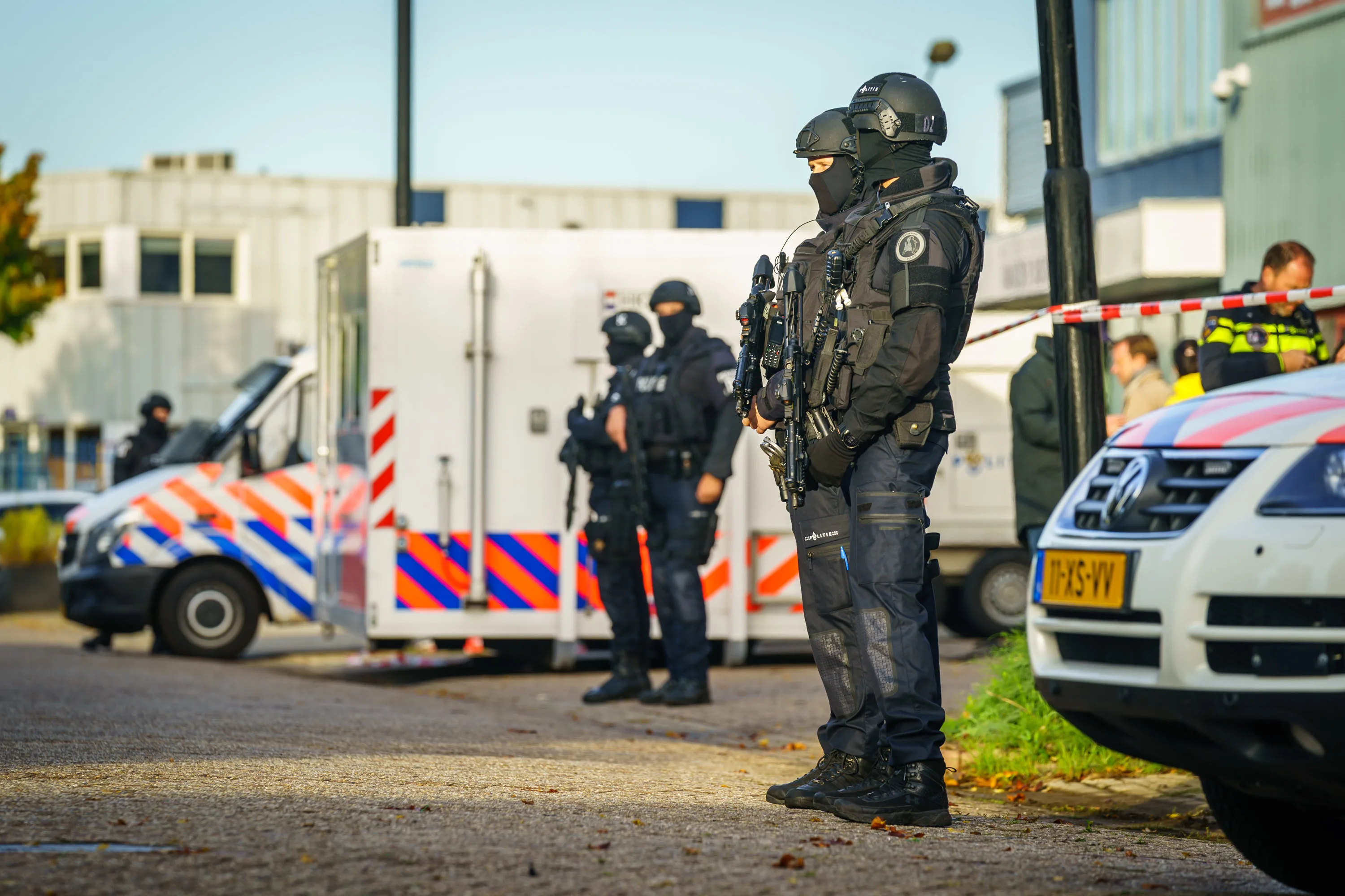 Grootschalige politieacties: honderden rechercheurs doen invallen in hele land, dertien arrestaties