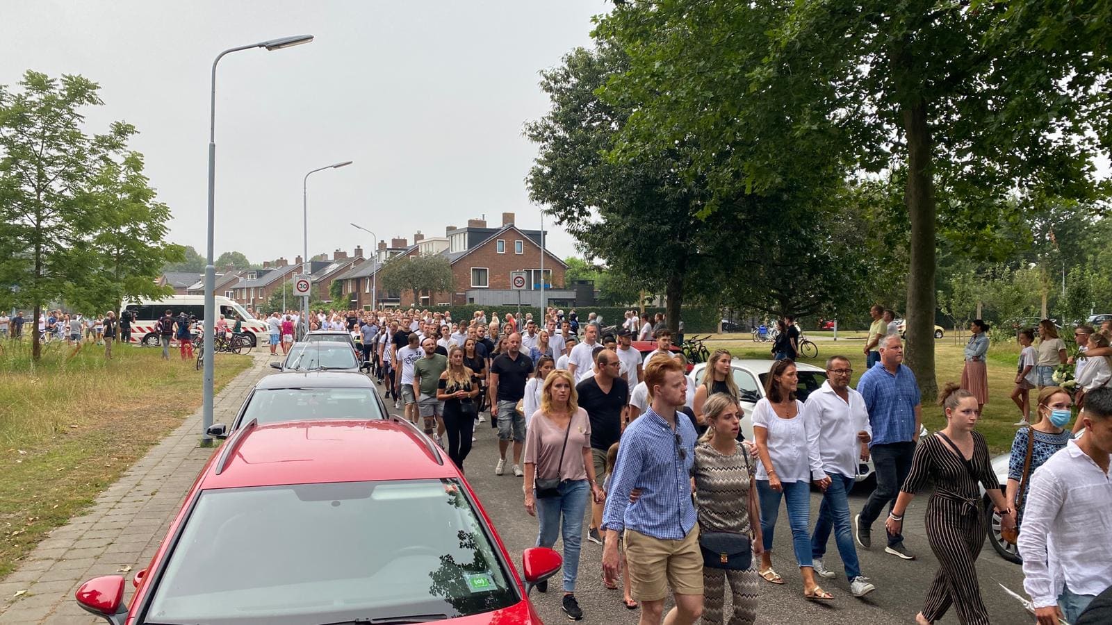 Honderden belangstellenden voor stille tocht Bas van Wijk in Badhoevedorp