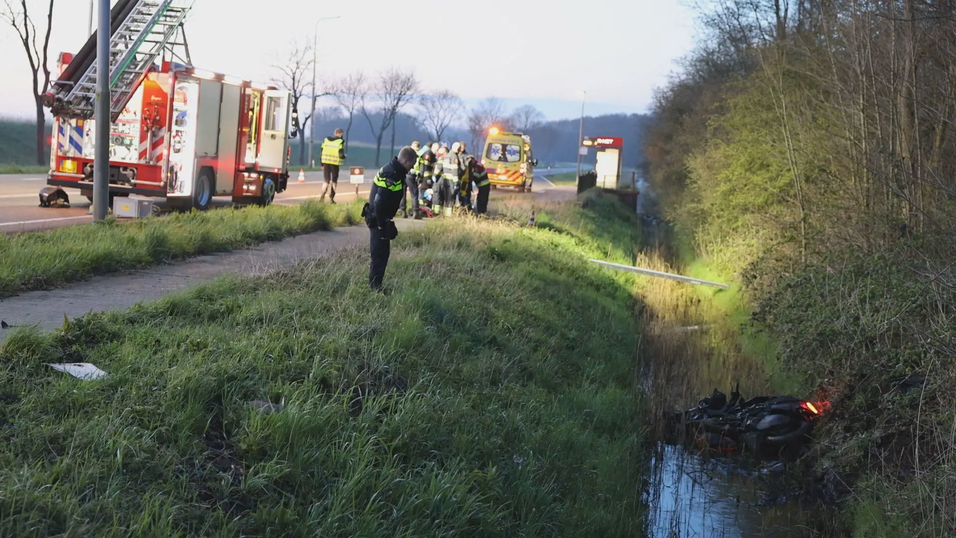 Motorrijder belandt in sloot en raakt gewond na botsing met auto in Velsen-Zuid