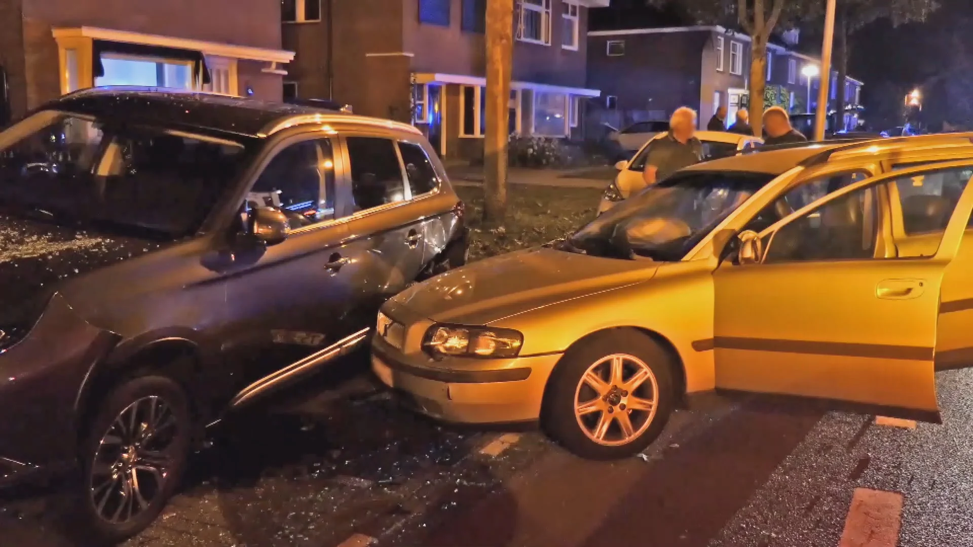 Ravage in Enschede: vrouw (61) ramt vier geparkeerde auto's