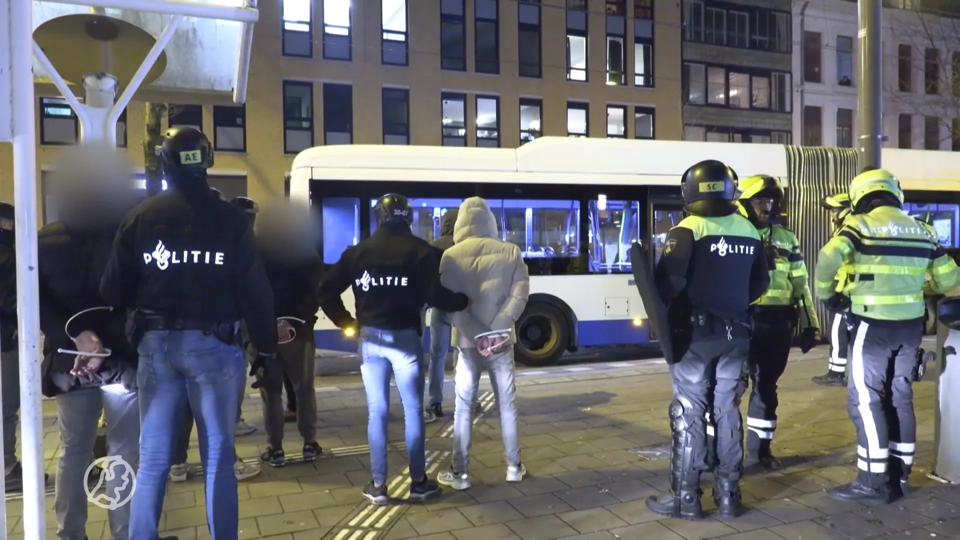 Ruim honderd Ajaxsupporters opgepakt voor slopen metrostel