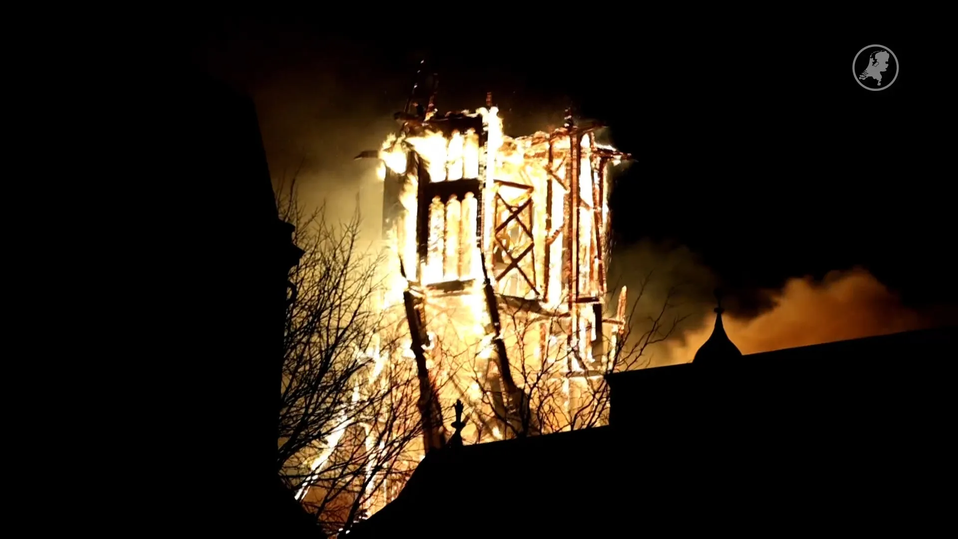 ZIEN: Toren Vondelkerk in Amsterdam stort in door brand