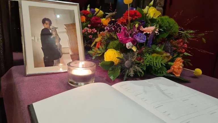 Condoleanceregister in dorpshuis Westwoud voor doodgestoken Dani (14)