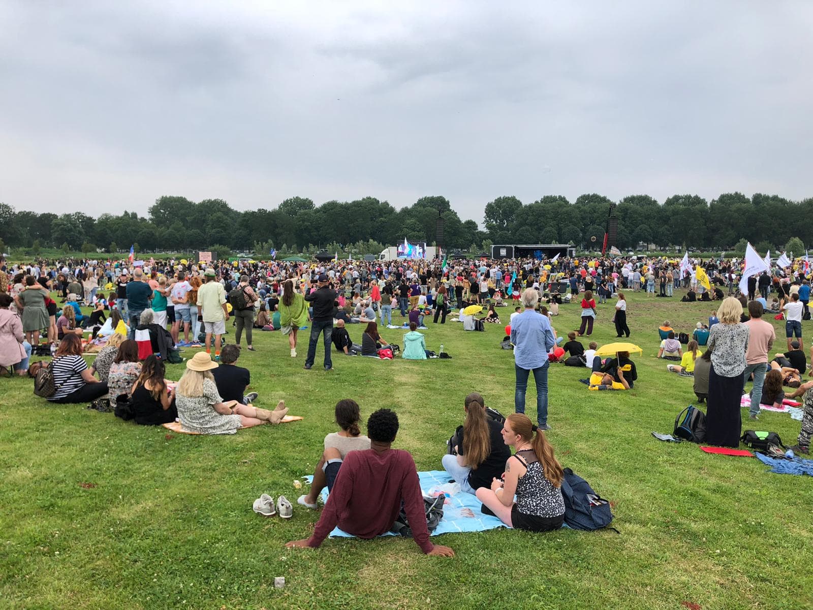 Duizenden mensen demonstreren in Amsterdam tegen de coronamaatregelen