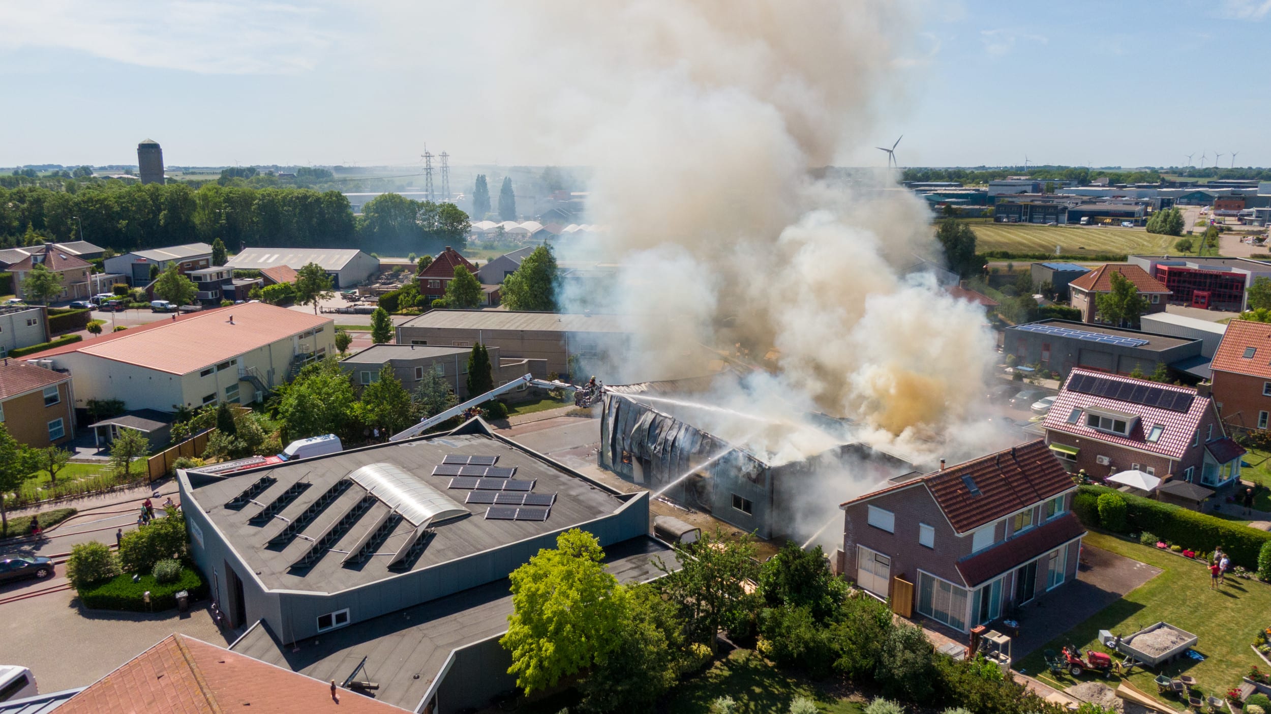 Gewonde bij uitslaande brand in loods met boten en campers in Bolsward