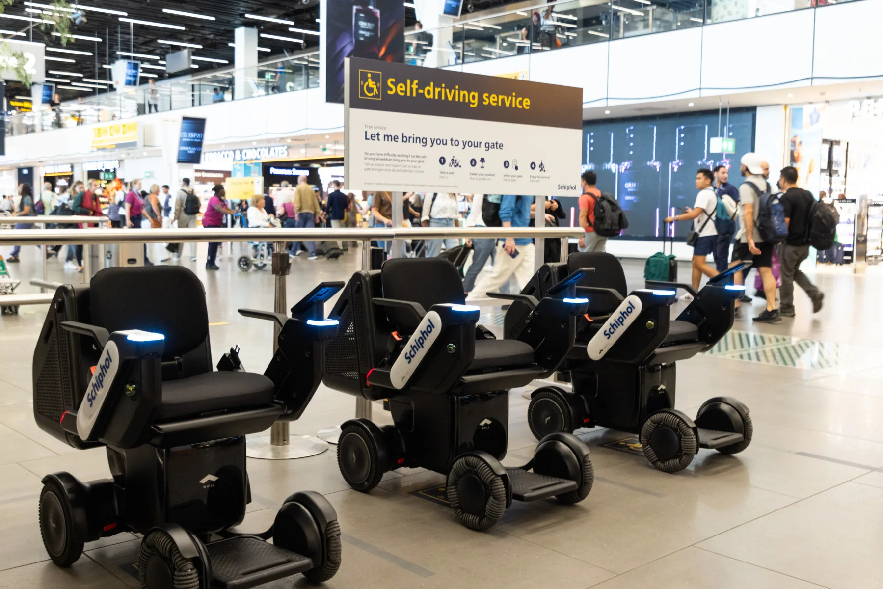 Schiphol introduceert zelfrijdende rolstoel voor minder mobiele reizigers