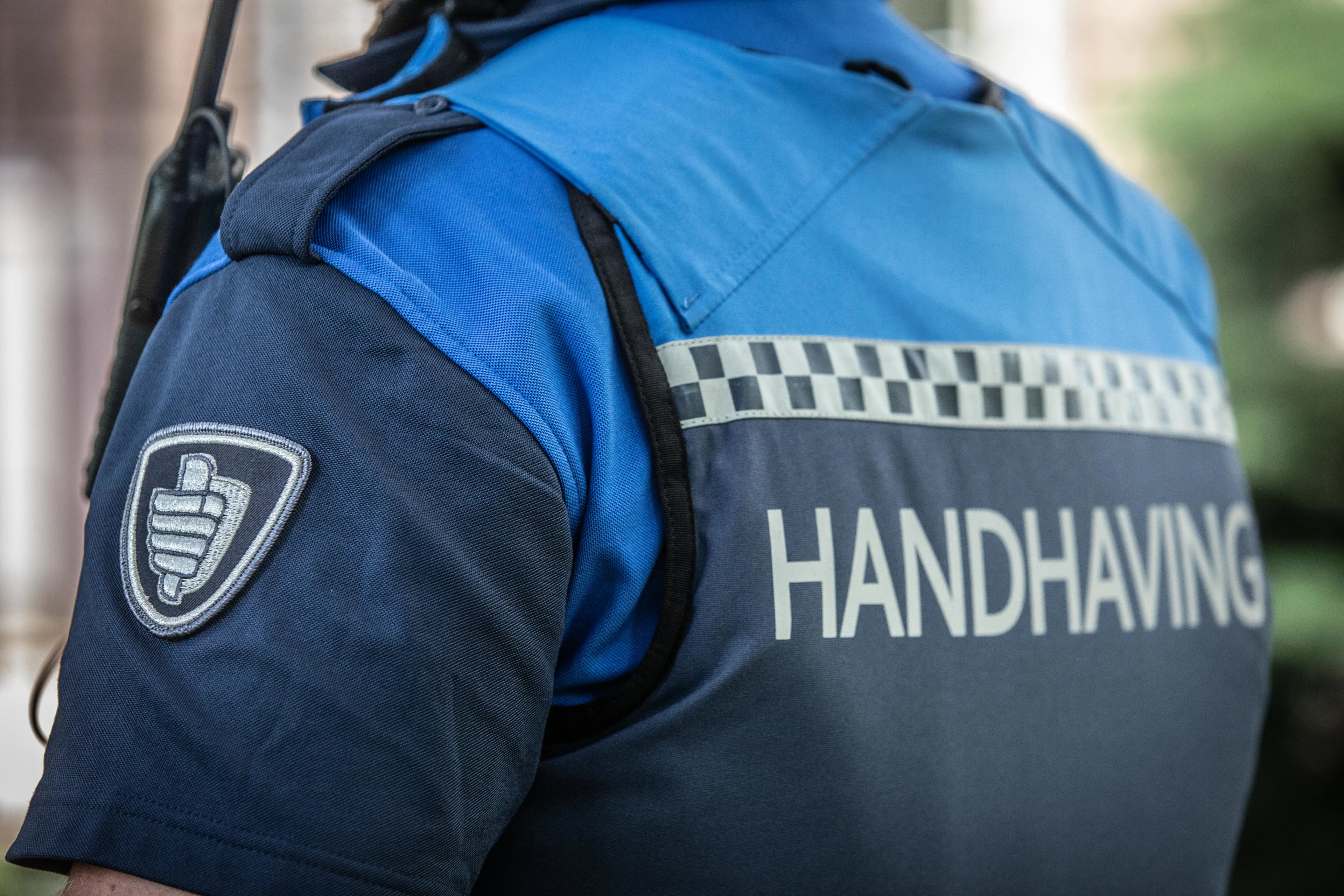 Handhavers mishandeld, bedreigd en vastgehouden in café Medemblik