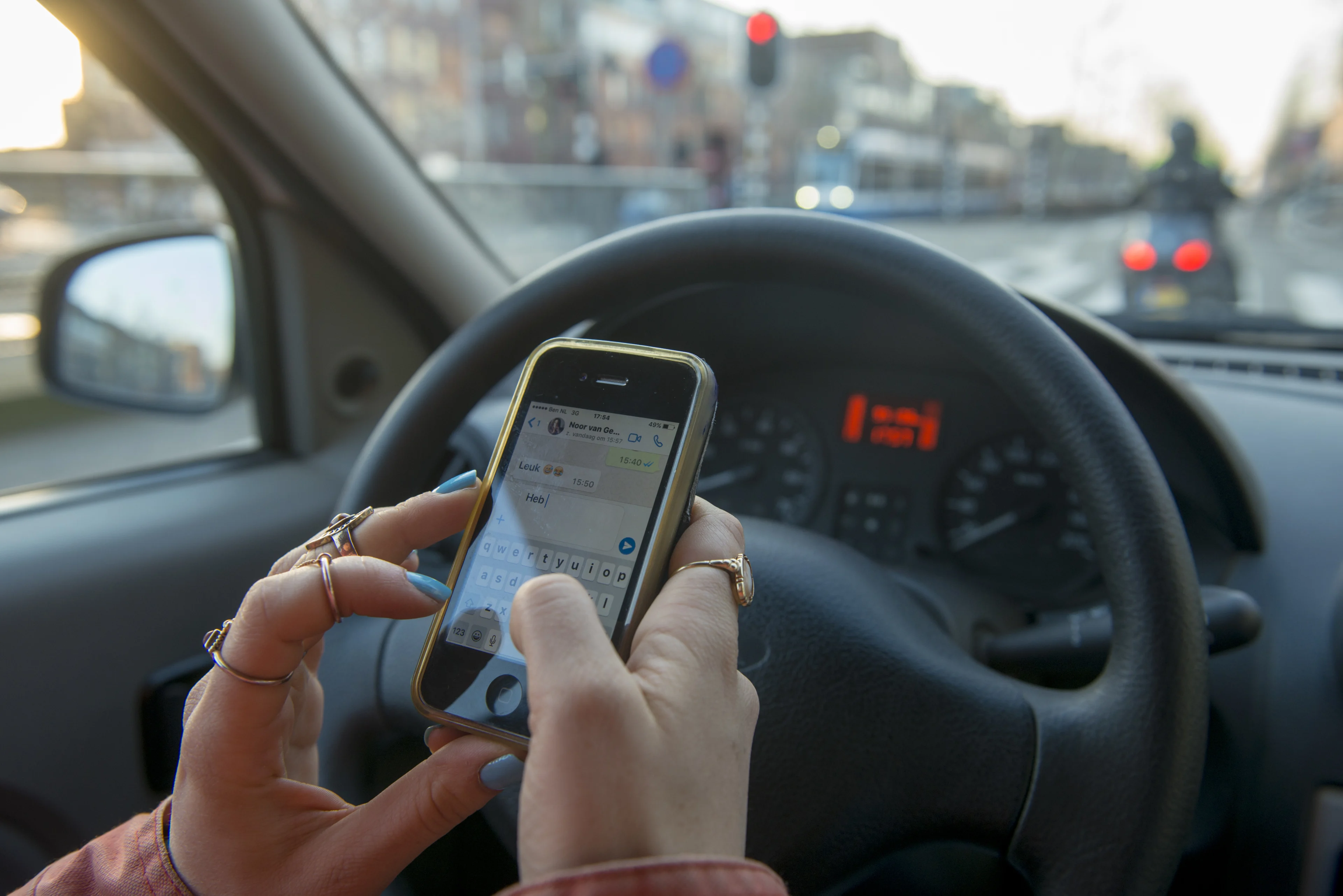 Appen achter het stuur? Vanaf maandag loop je nog meer kans op een boete