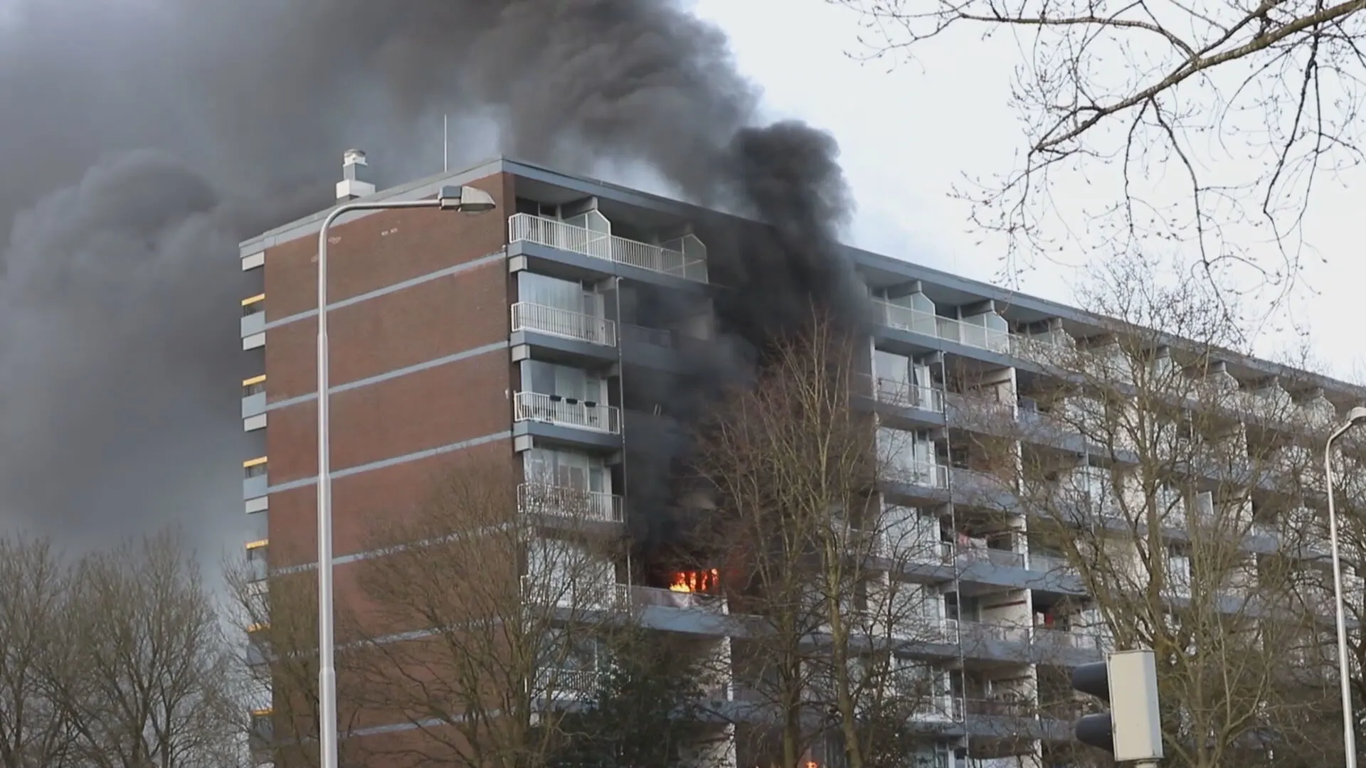 Tientallen woningen ontruimd bij grote brand in flat Ede, één gewonde
