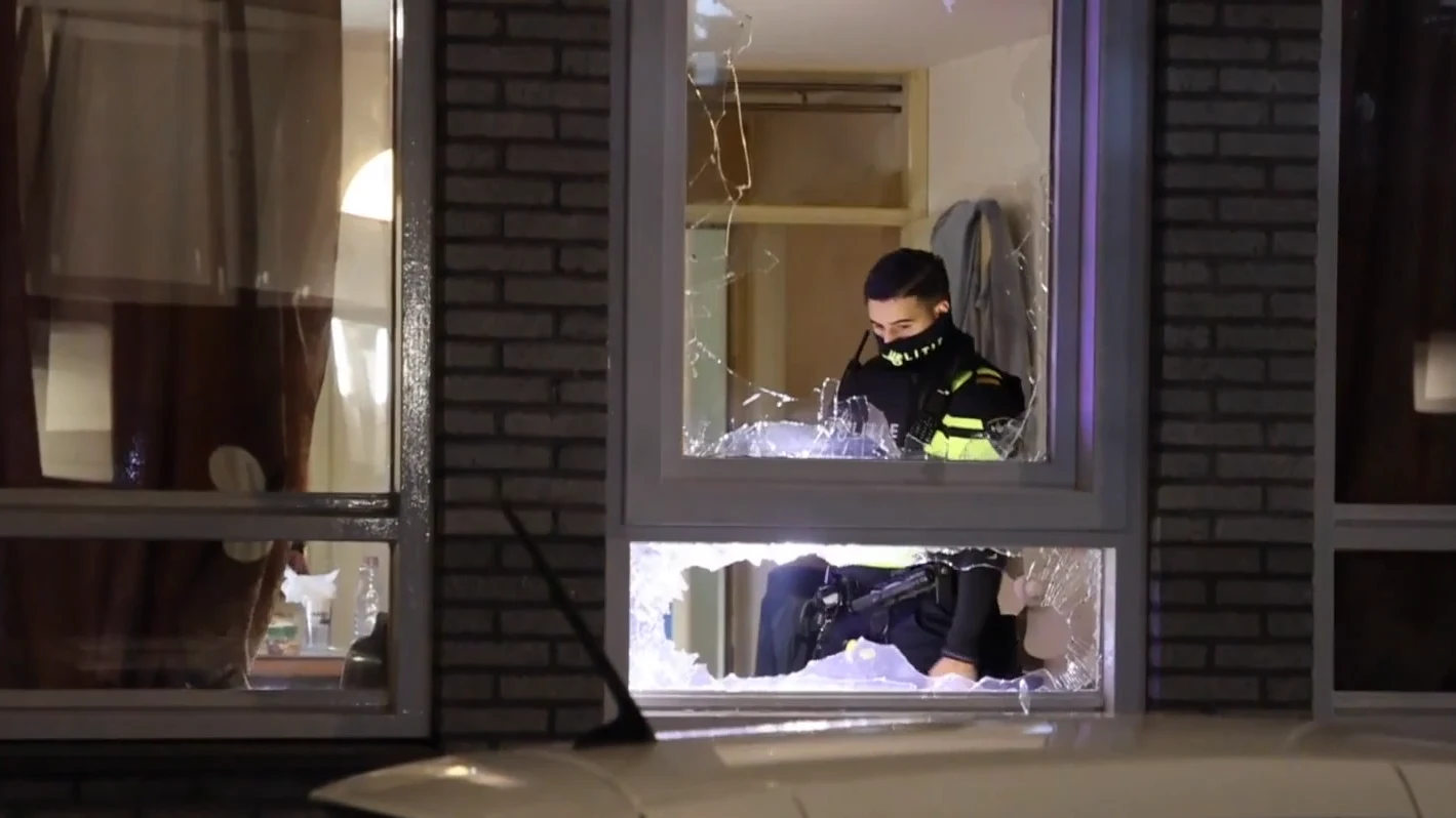 Bewoners opgeschrikt: brandend voorwerp door raam naar binnen gegooid
