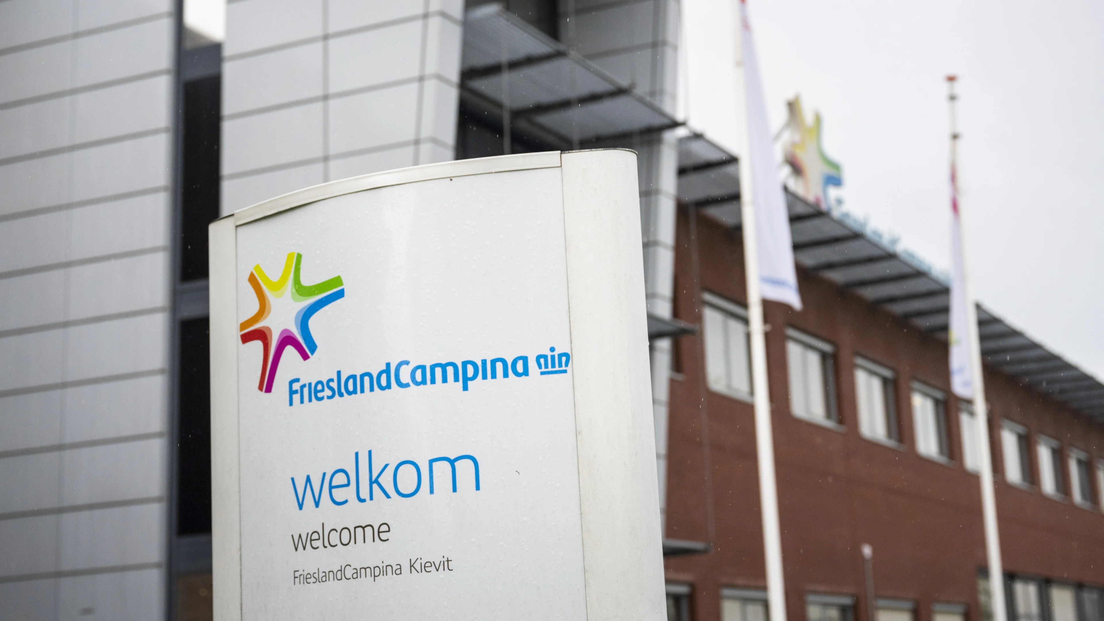 Grote klappen bij zuivelreus: FrieslandCampina schrapt 1800 banen