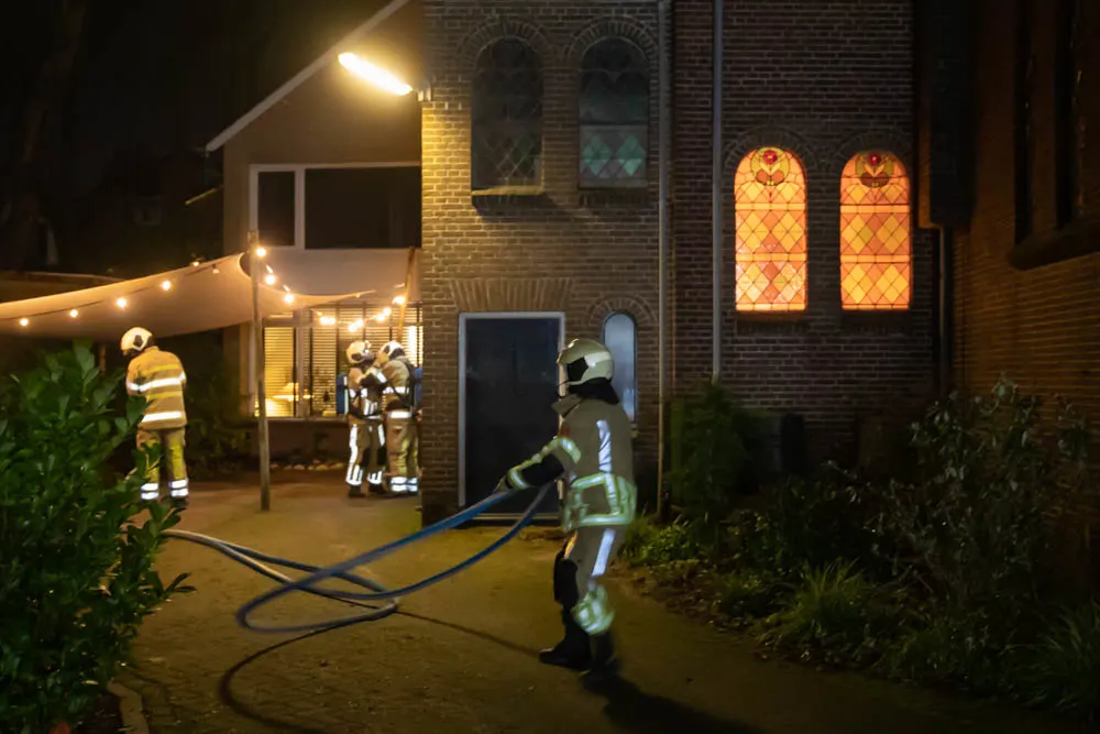 Kaarsje voor overleden kerkganger veroorzaakt brand in Paaskerk Baarn