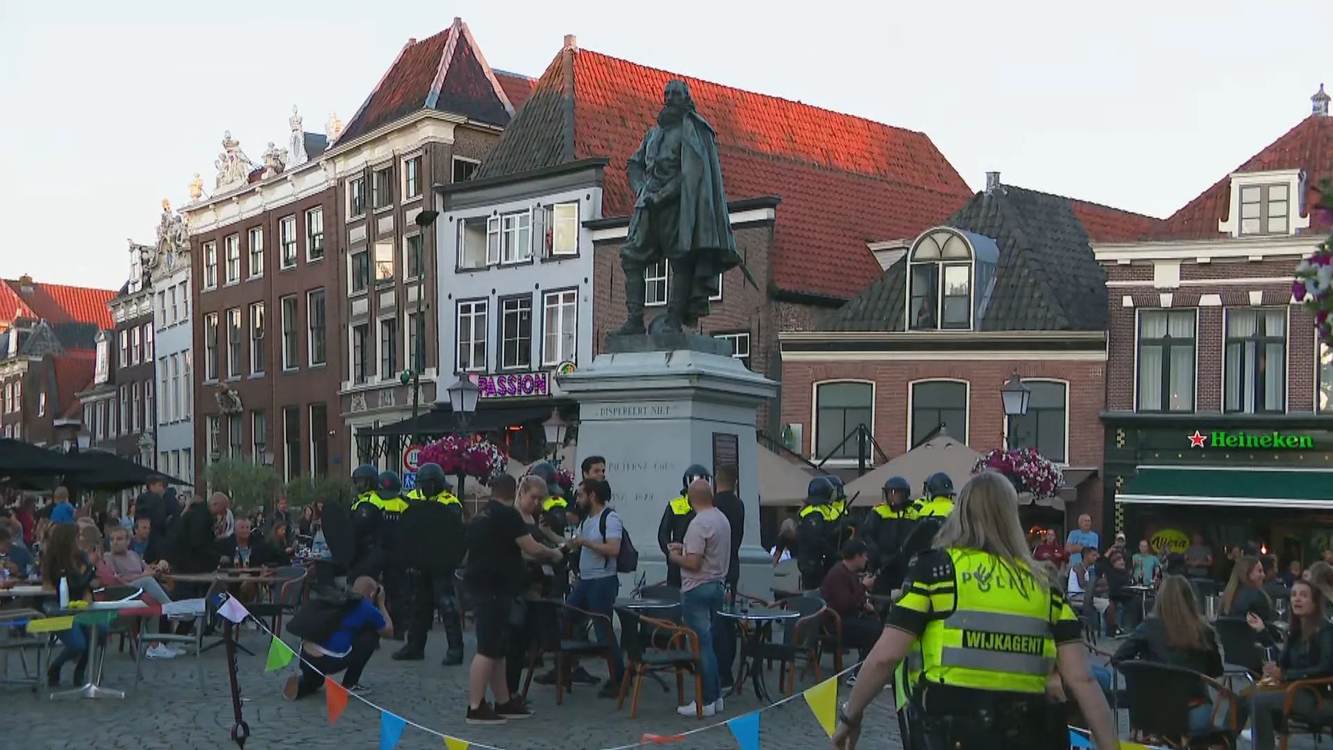 Betoging tegen beeld JP Coen mondt uit in rellen: 'Demonstranten gooiden met stenen en stoelen'
