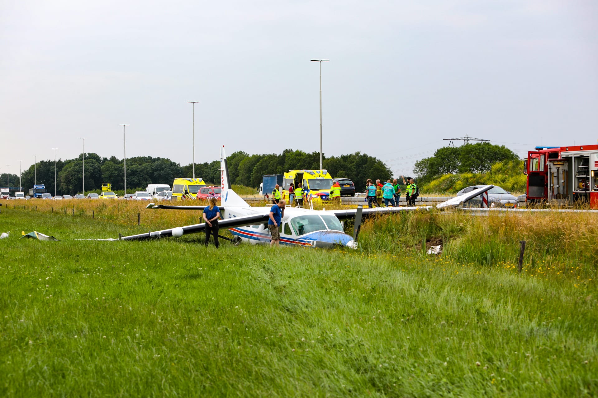Vliegtuigje met achttien inzittenden neergekomen langs A50 bij Apeldoorn