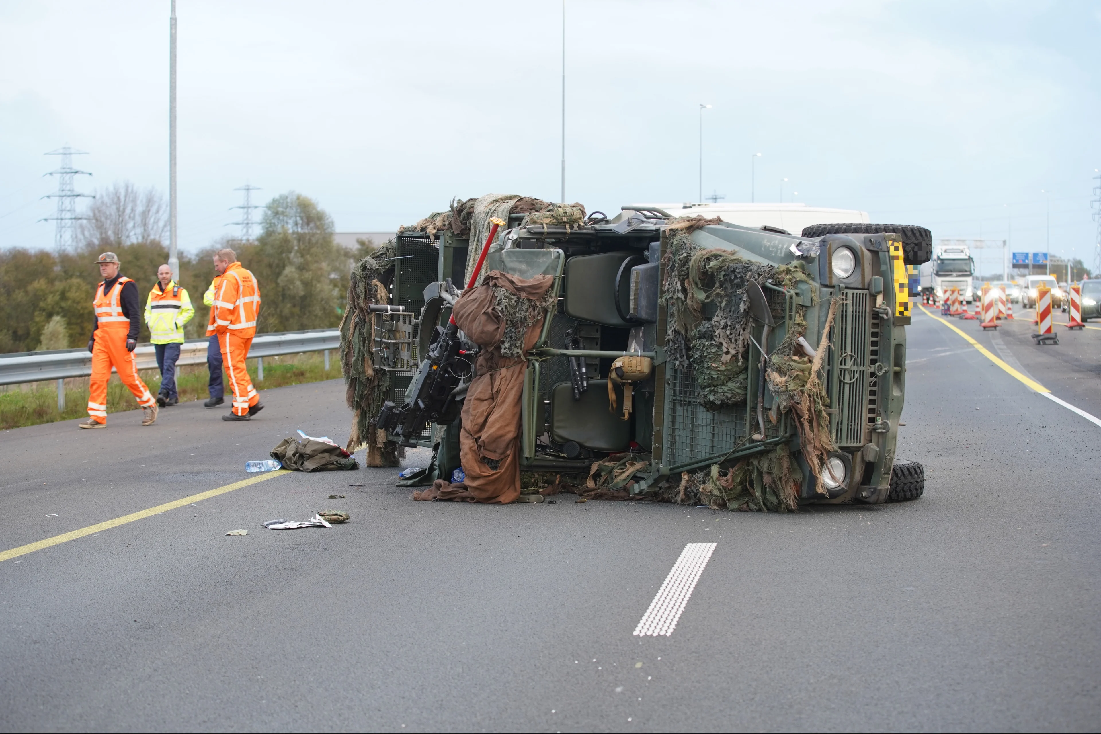 Militair voertuig gekanteld op A1 bij Beekbergen: bijrijder belandt onder wagen
