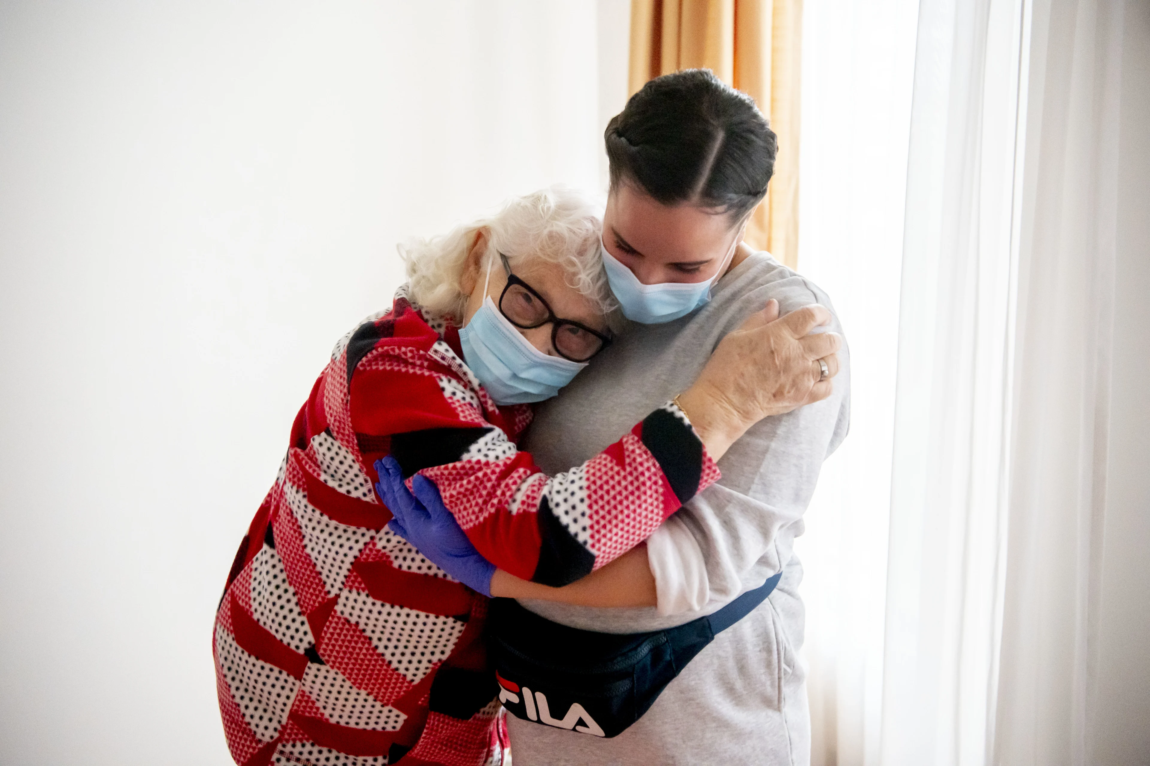 Knuffelen met opa of oma in verpleeghuis kan binnenkort weer: 'Prachtig toch?'